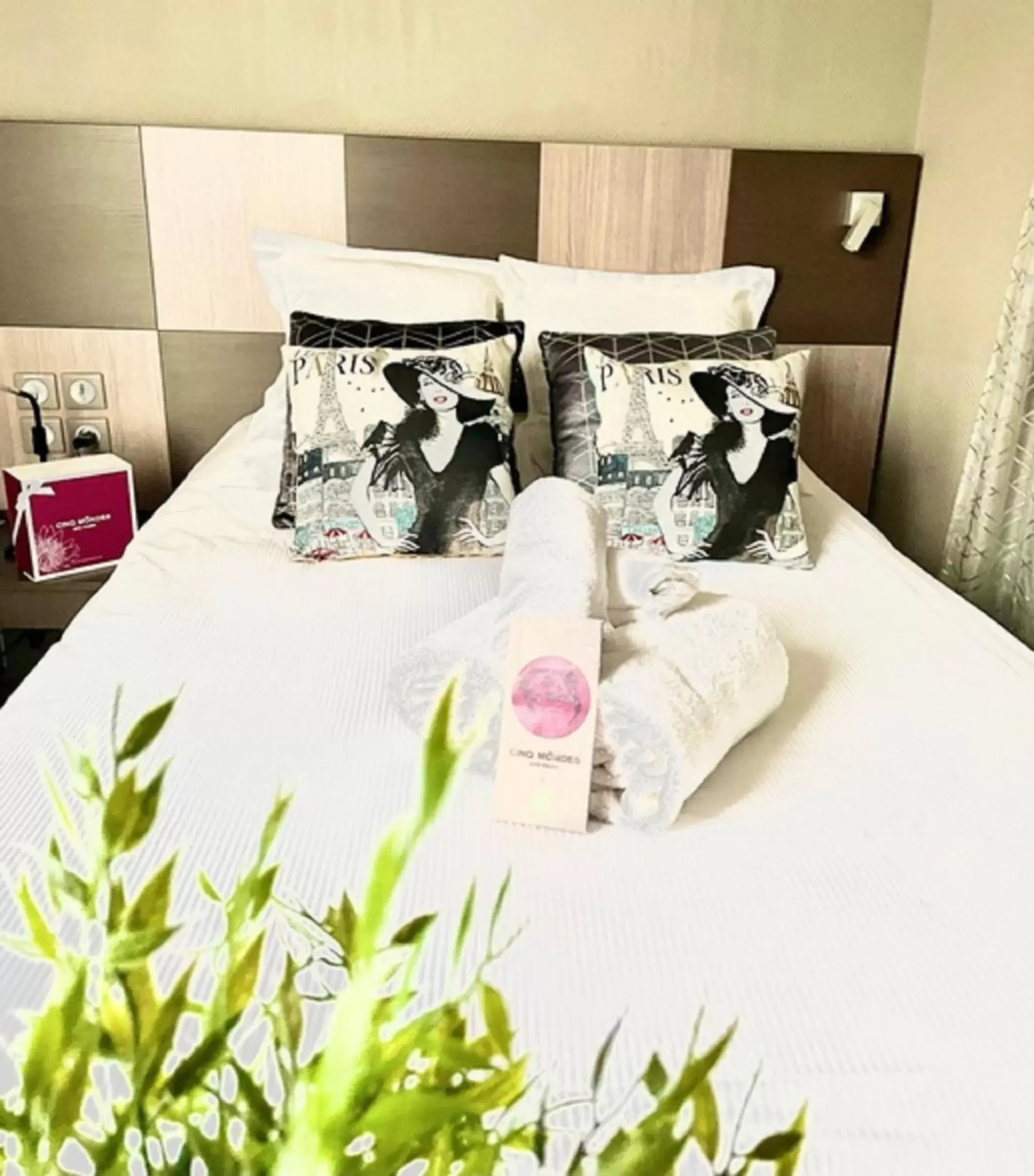 Bedroom, Bed in Kyriad Restaurant Centre Vichy