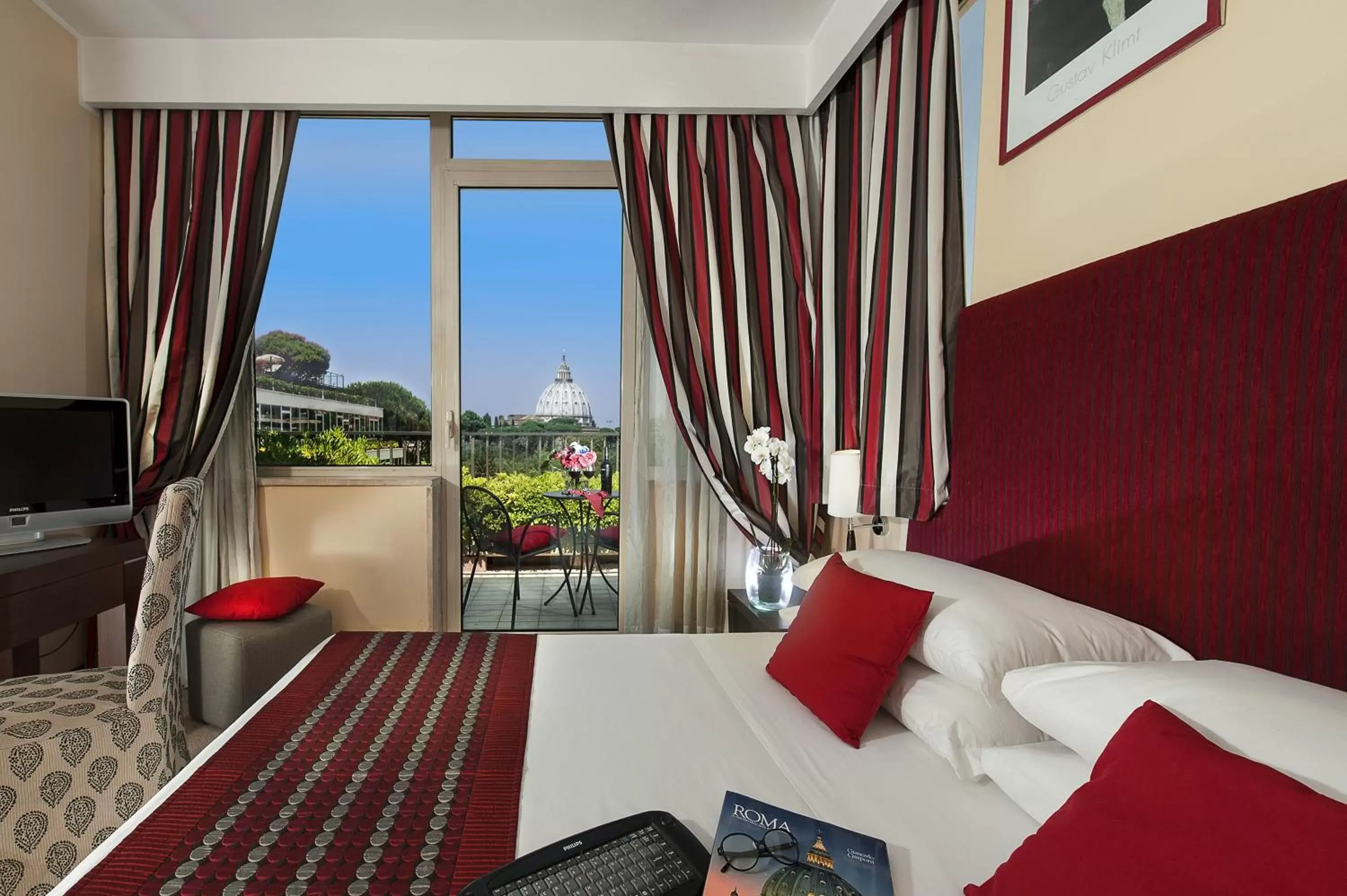 View (from property/room), Bed in Cardinal Hotel St. Peter