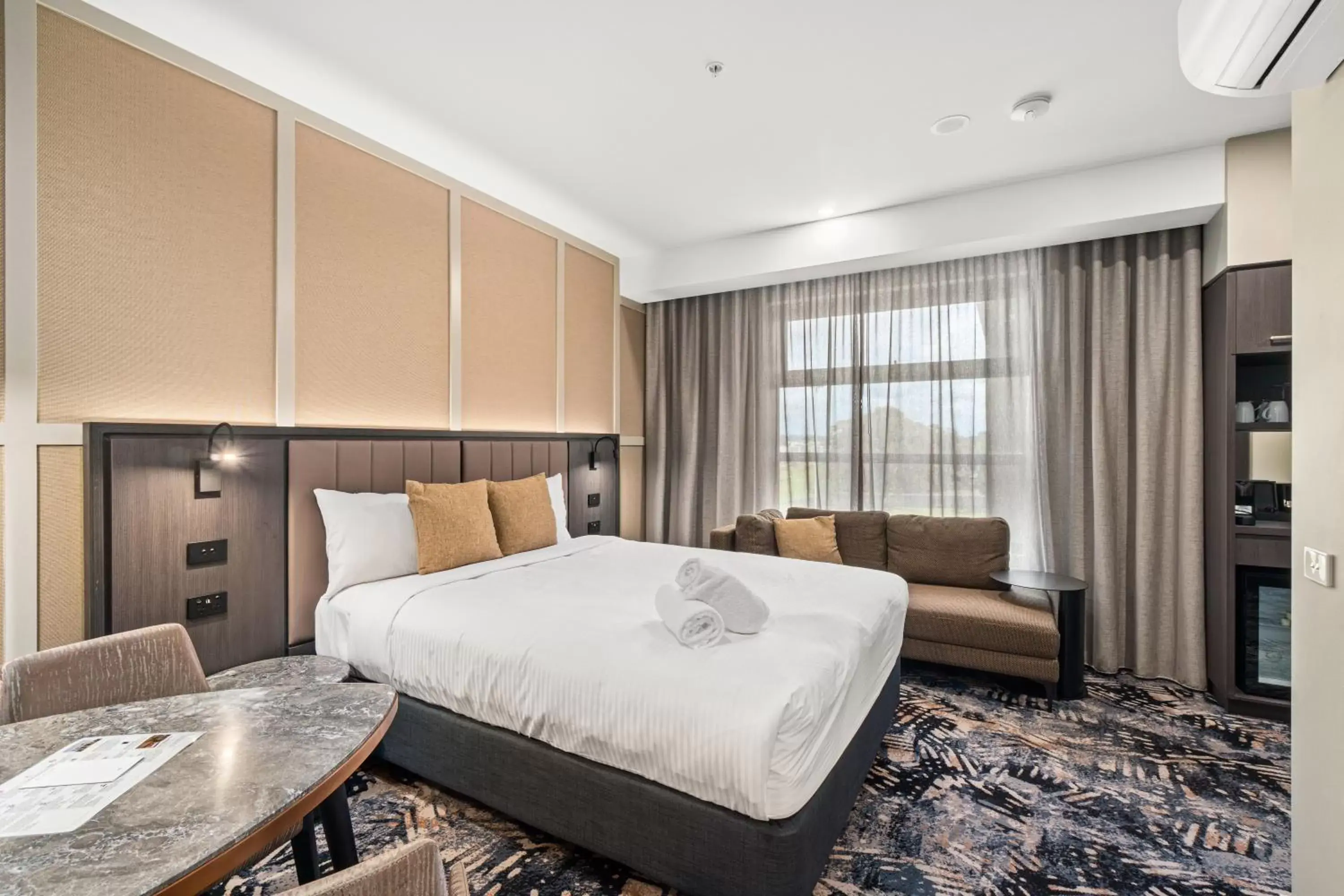 Bedroom, Bed in Mercure Pakenham