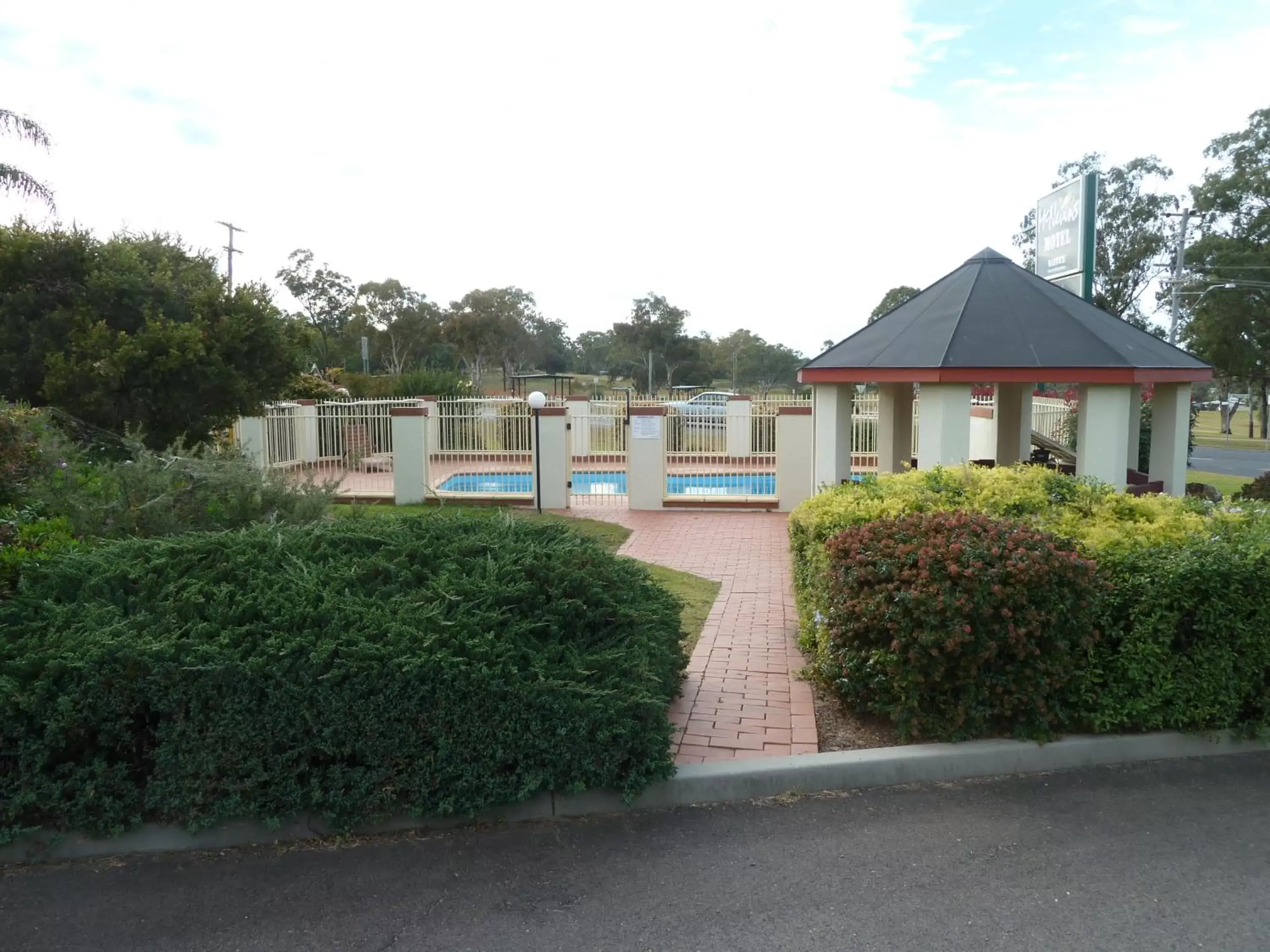 Swimming pool, Property Building in McNevins Warwick Motel