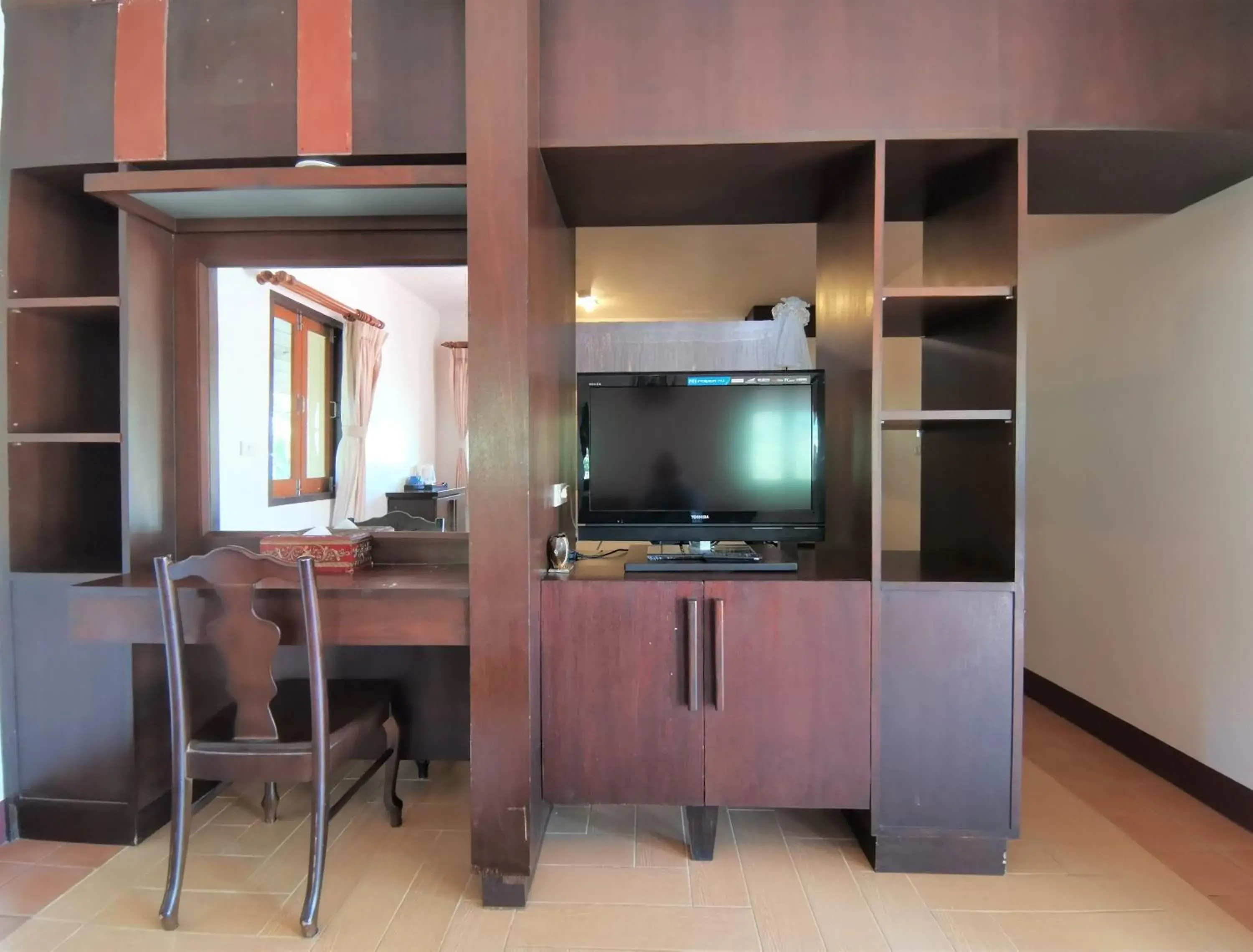 Living room, TV/Entertainment Center in Holiday Villa Hotel