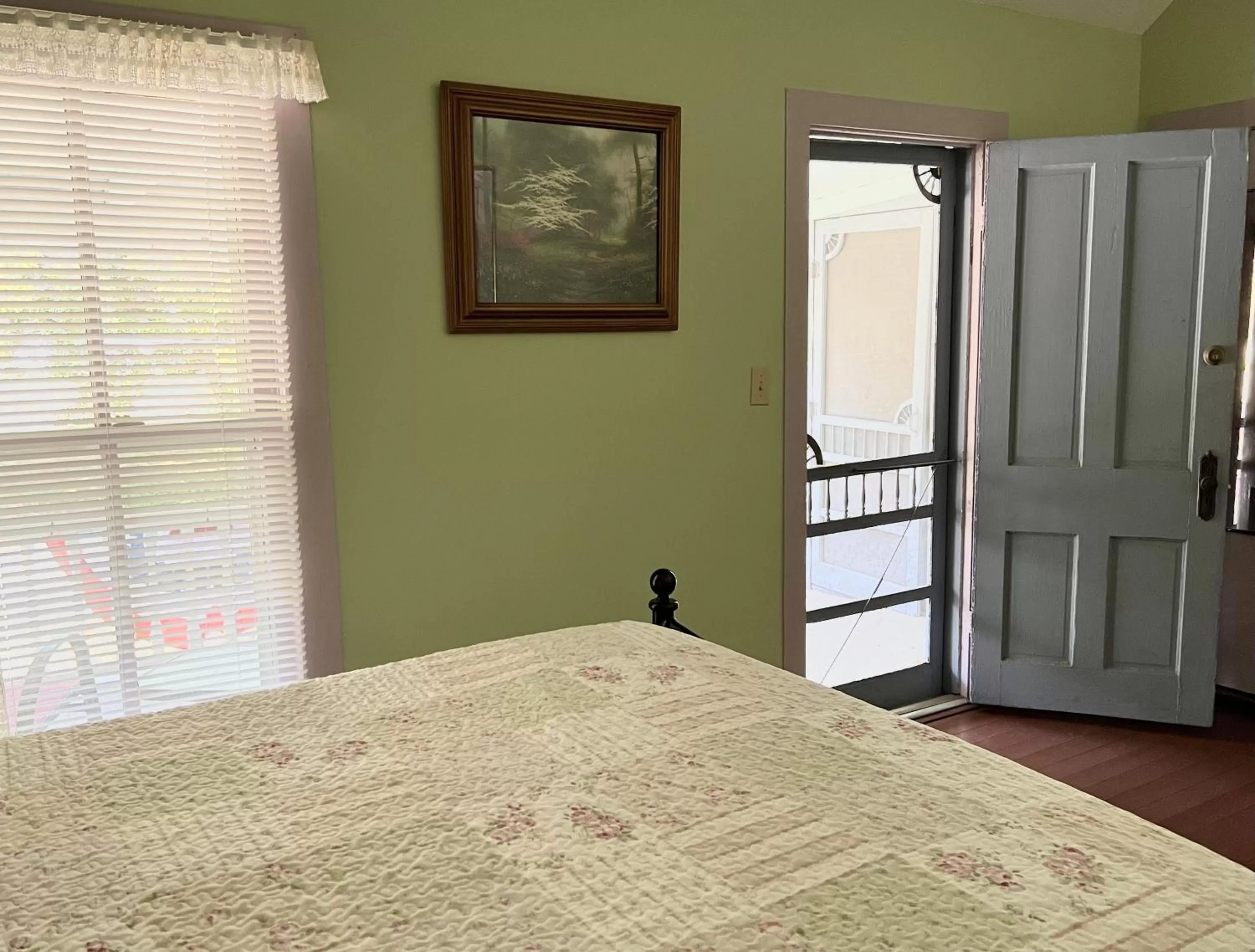 Balcony/Terrace, Bed in Ozark Country Inn