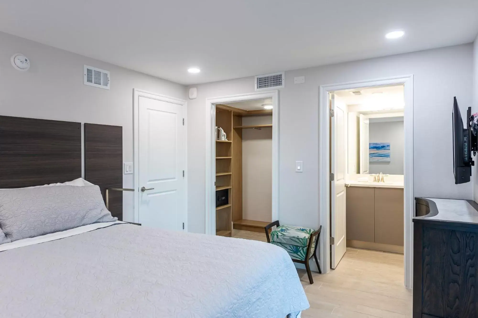 Bedroom, Bed in Wiggins Pass Chalet