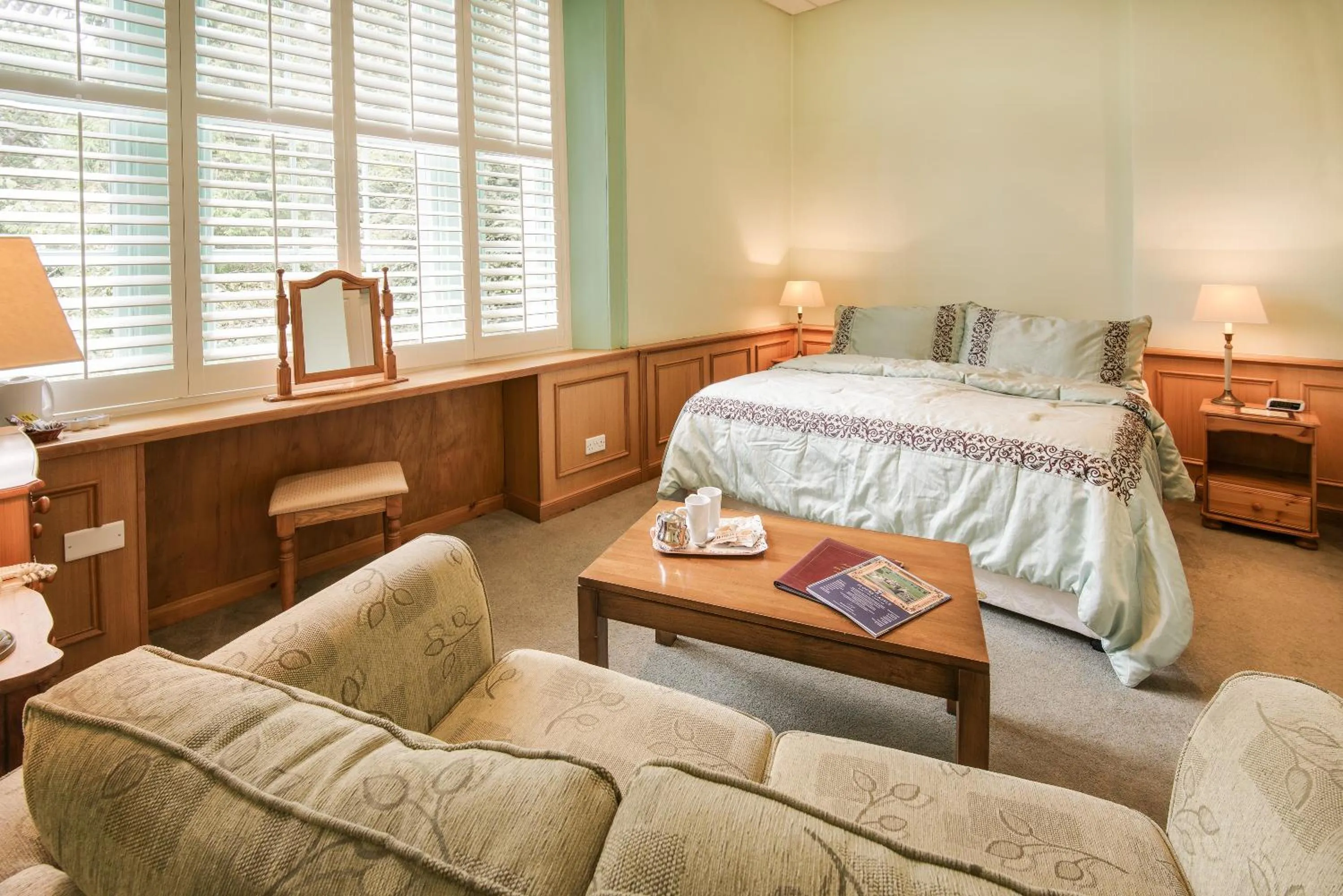 Living room, Bed in Queenshead Hotel Kelso