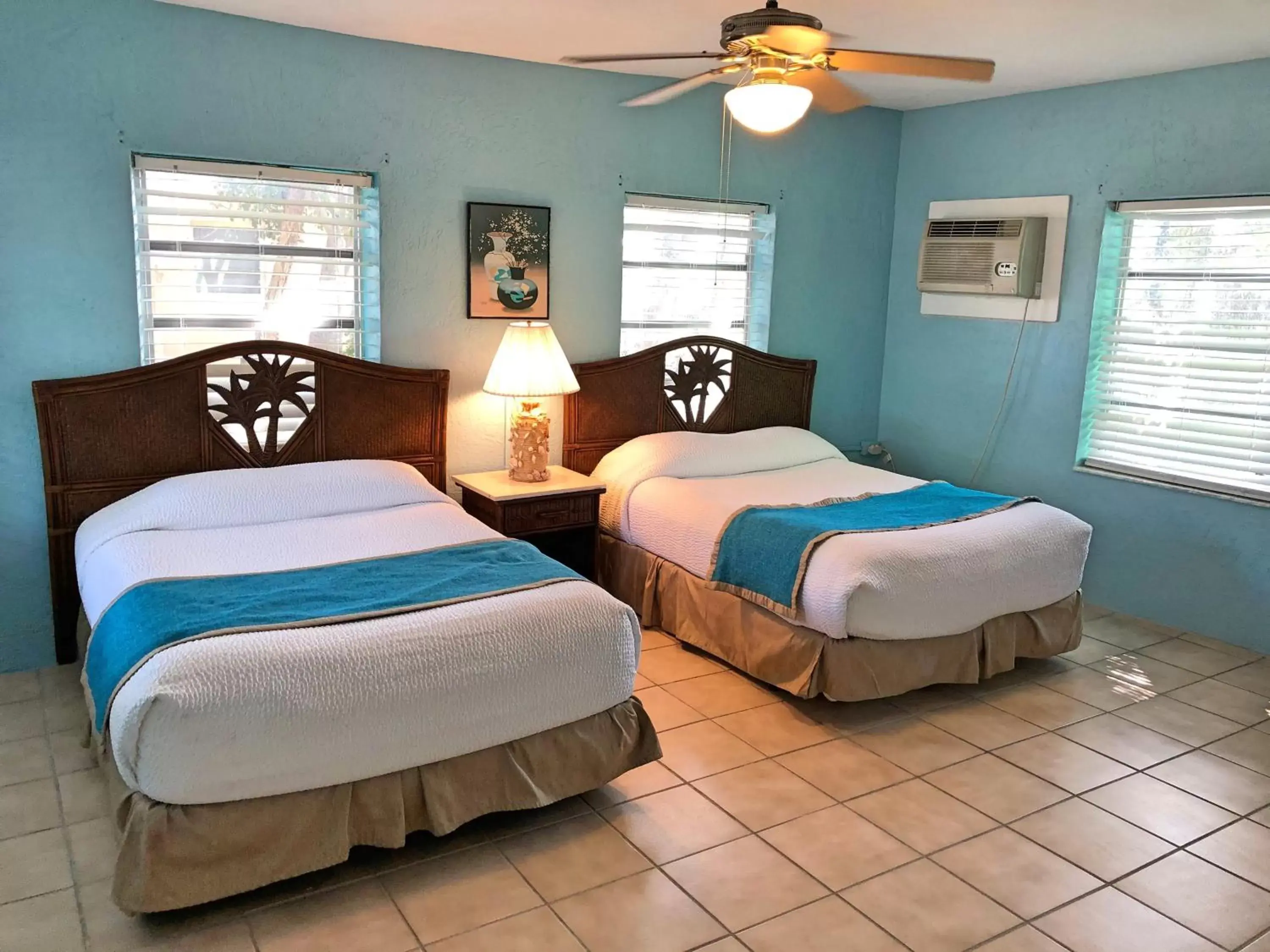 Bed in The Pelican Key Largo Cottages