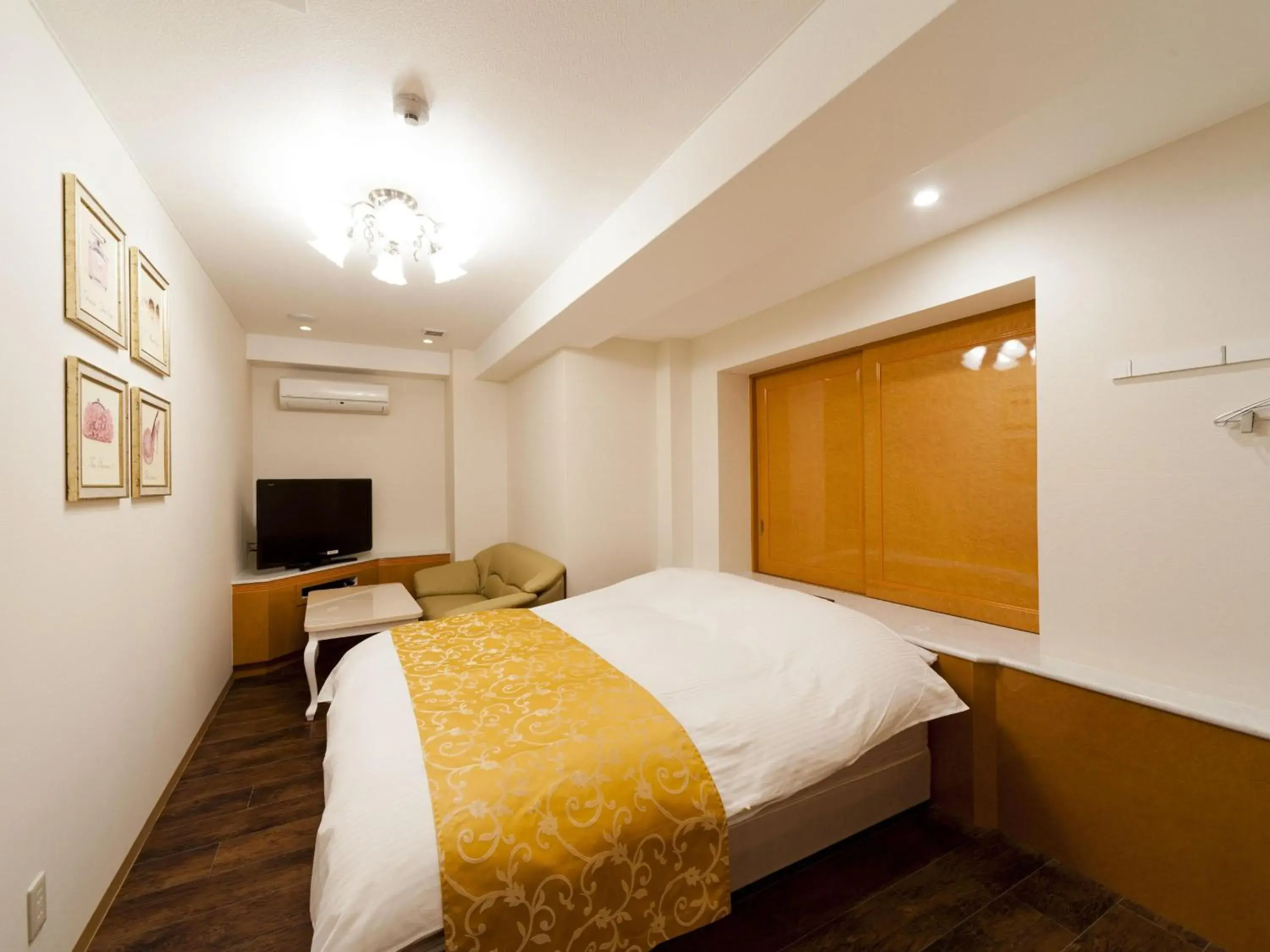 Photo of the whole room, Bed in Hotel Fine Aroma Tennouji - Adult Only -