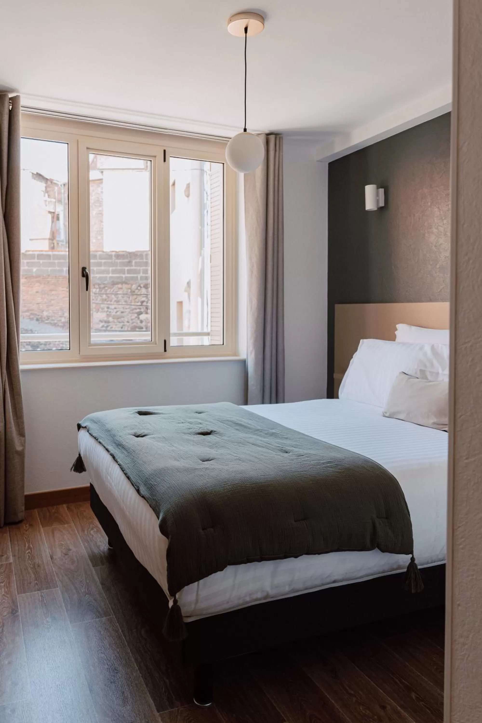 Bed in Mage hôtels - Hôtel la grenette - Brasserie Bonté Divine