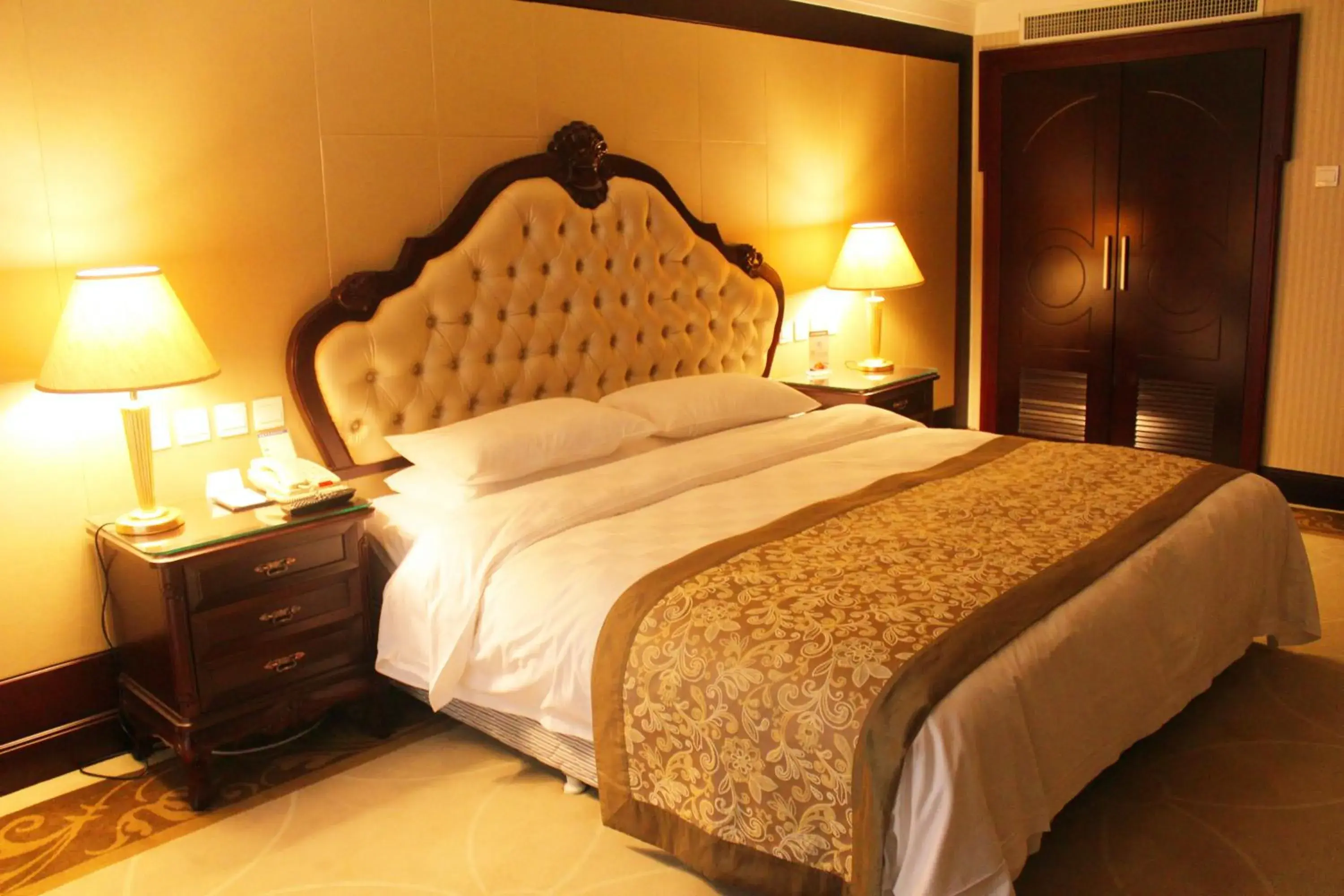Bedroom, Room Photo in Beijing Continental Grand Hotel
