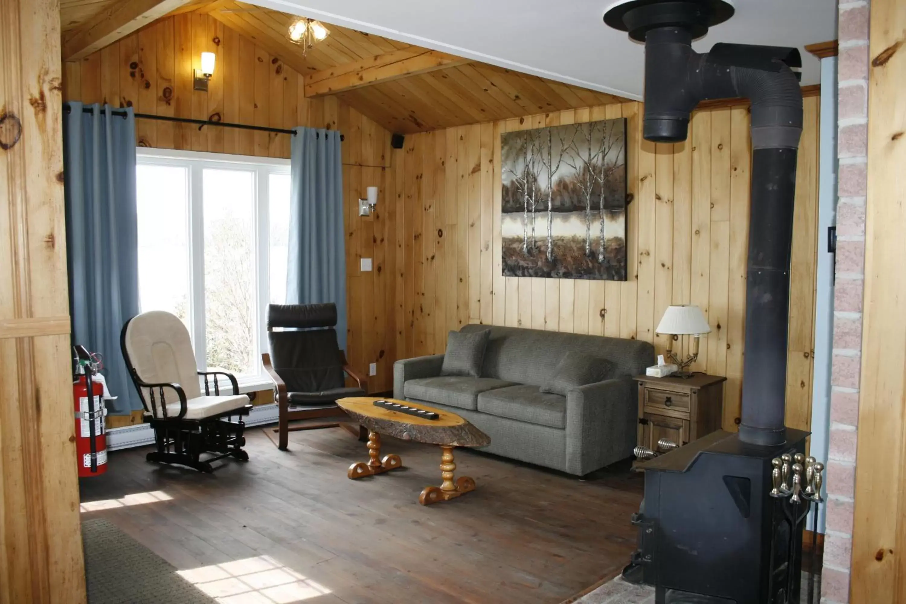 Photo of the whole room, Seating Area in Auberge et Chalets sur le Lac