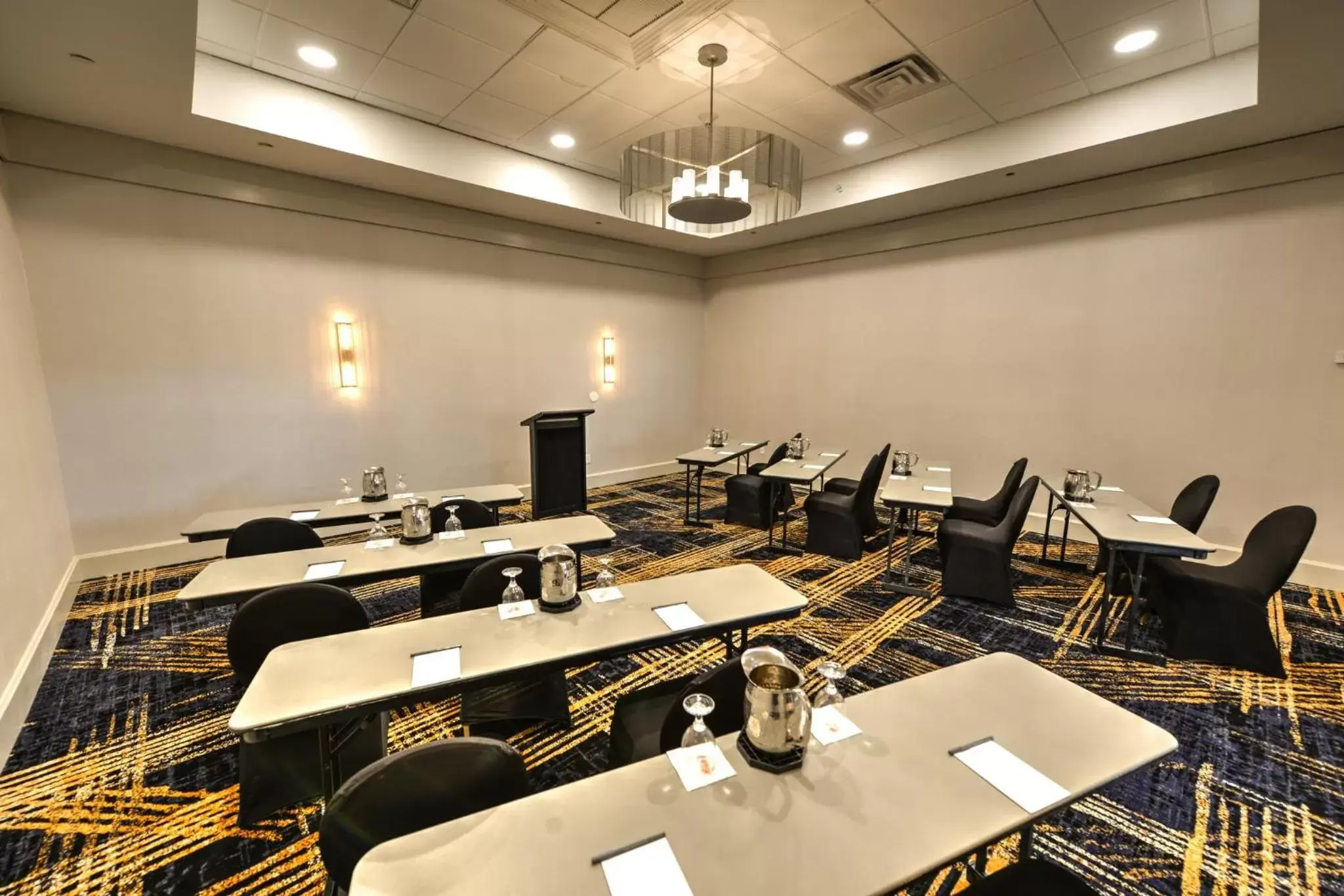 Meeting/conference room, Restaurant/Places to Eat in Crowne Plaza Jacksonville Airport, an IHG Hotel