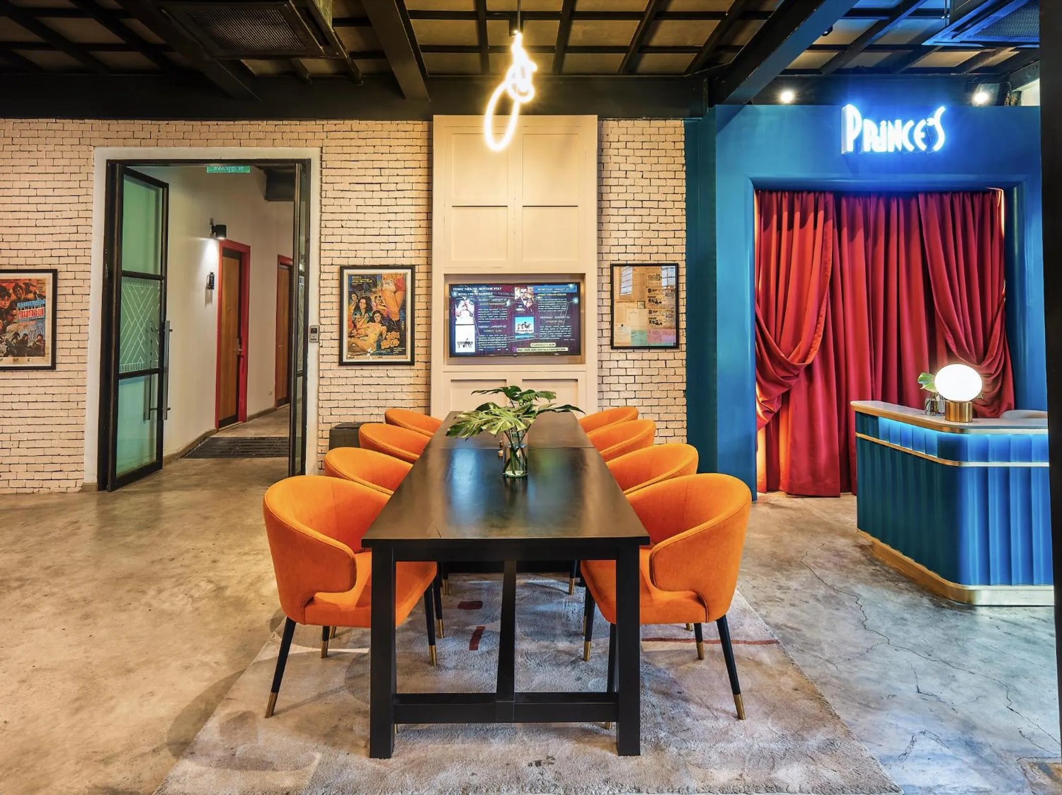 Communal lounge/ TV room in Prince Theatre Heritage Stay Hostel - Silom