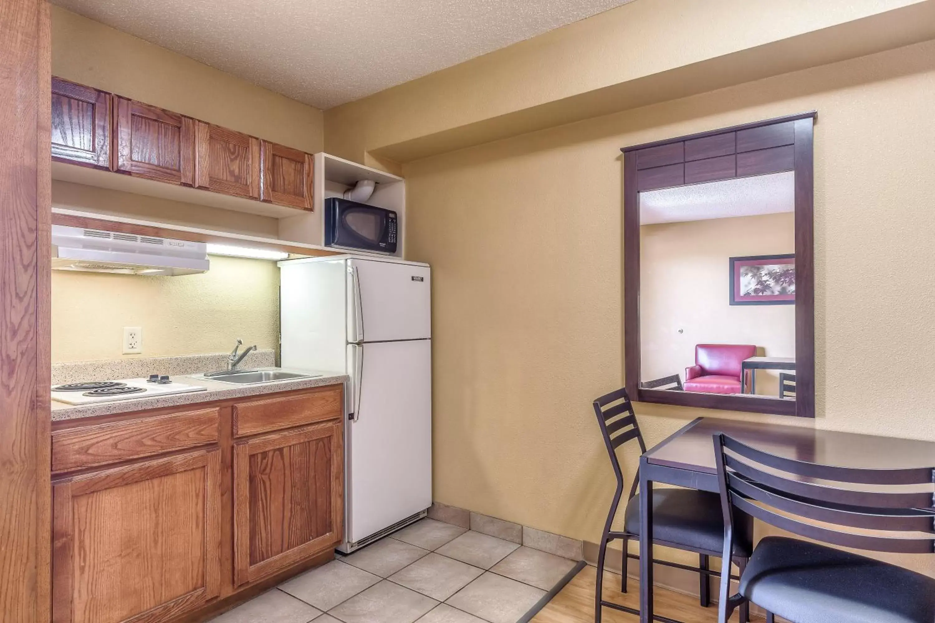 Photo of the whole room, Kitchen/Kitchenette in Red Roof Inn Amarillo West