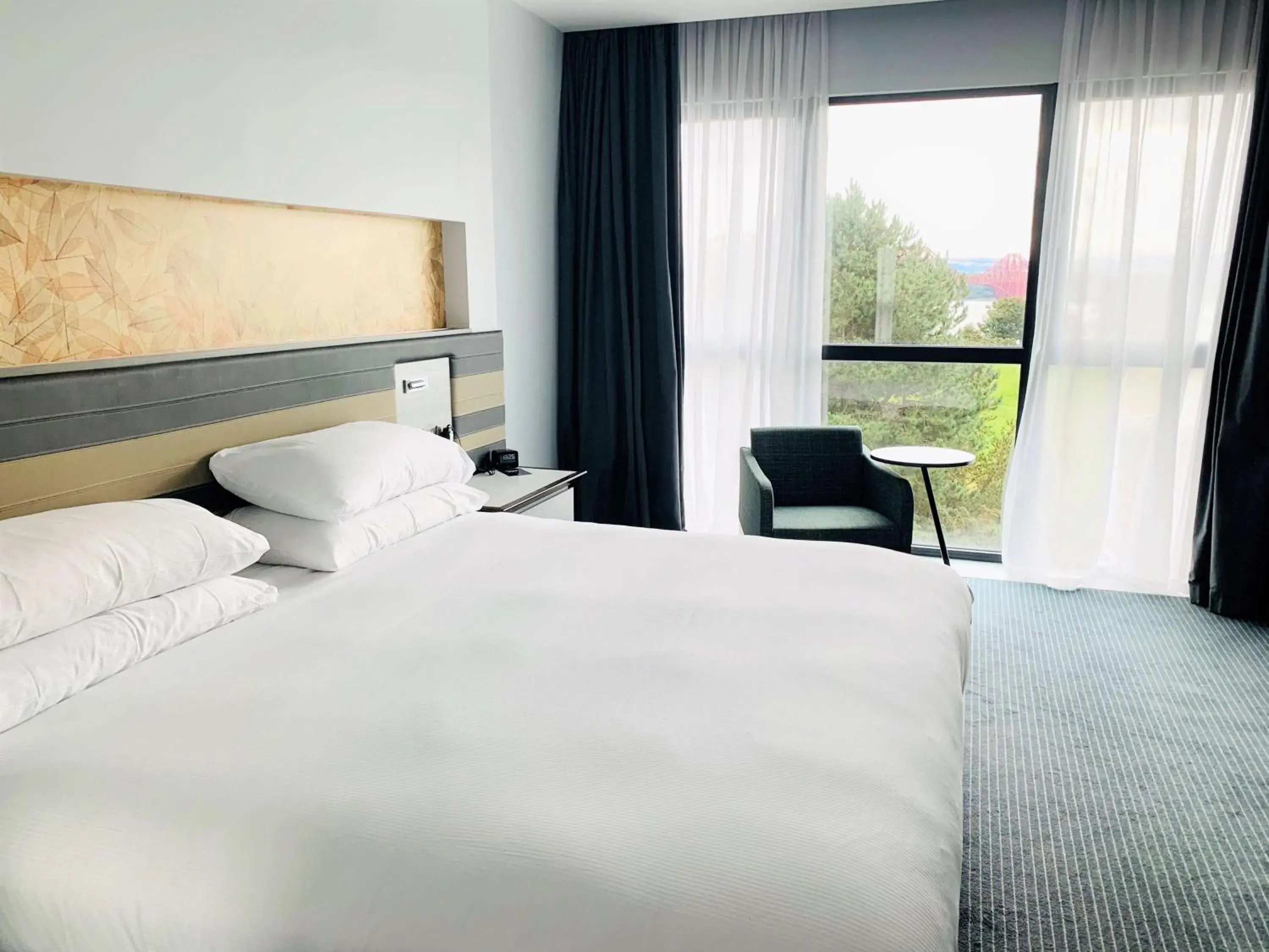 Living room, Bed in DoubleTree by Hilton Edinburgh - Queensferry Crossing