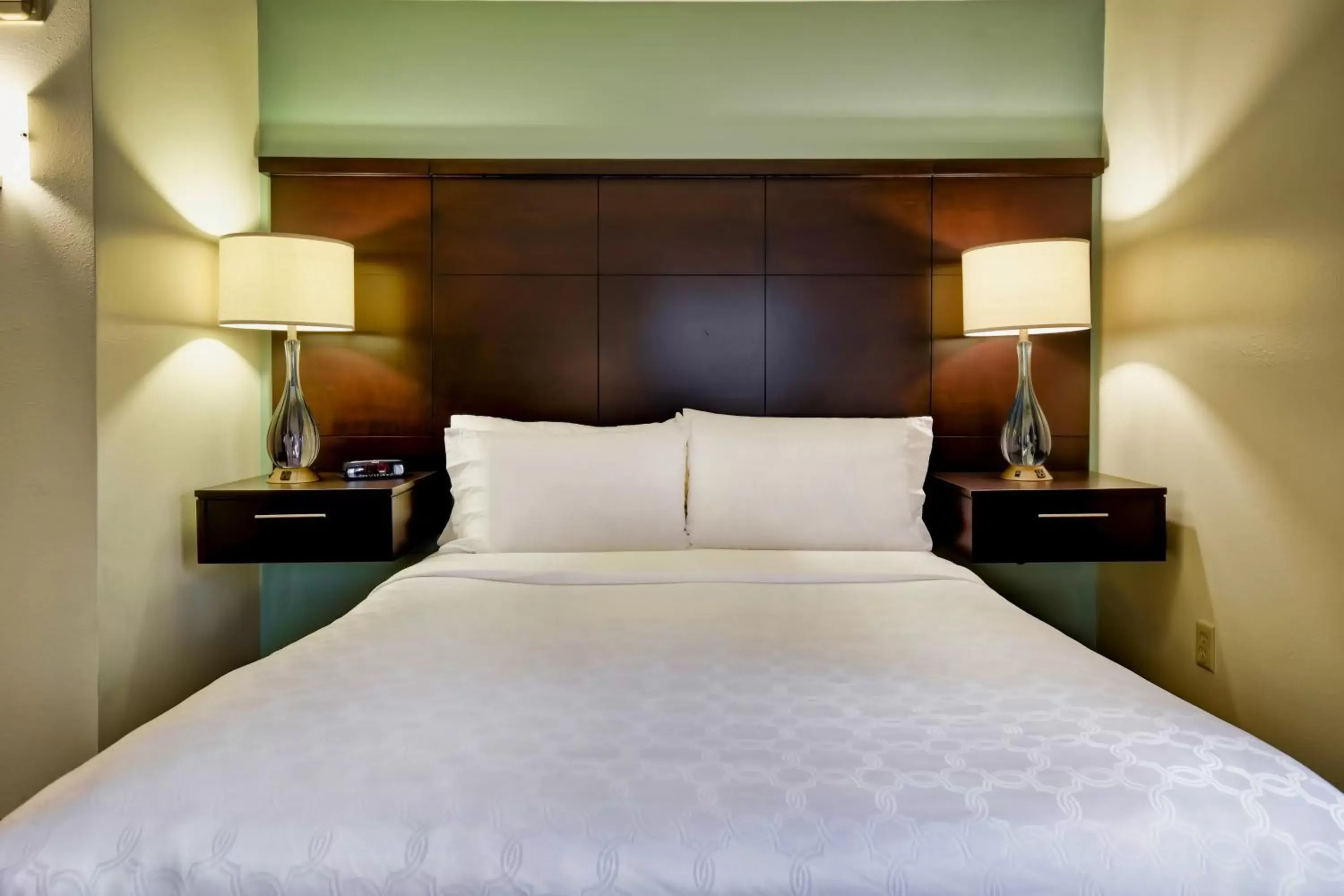 Photo of the whole room, Bed in Staybridge Suites Middleton/Madison-West, an IHG Hotel