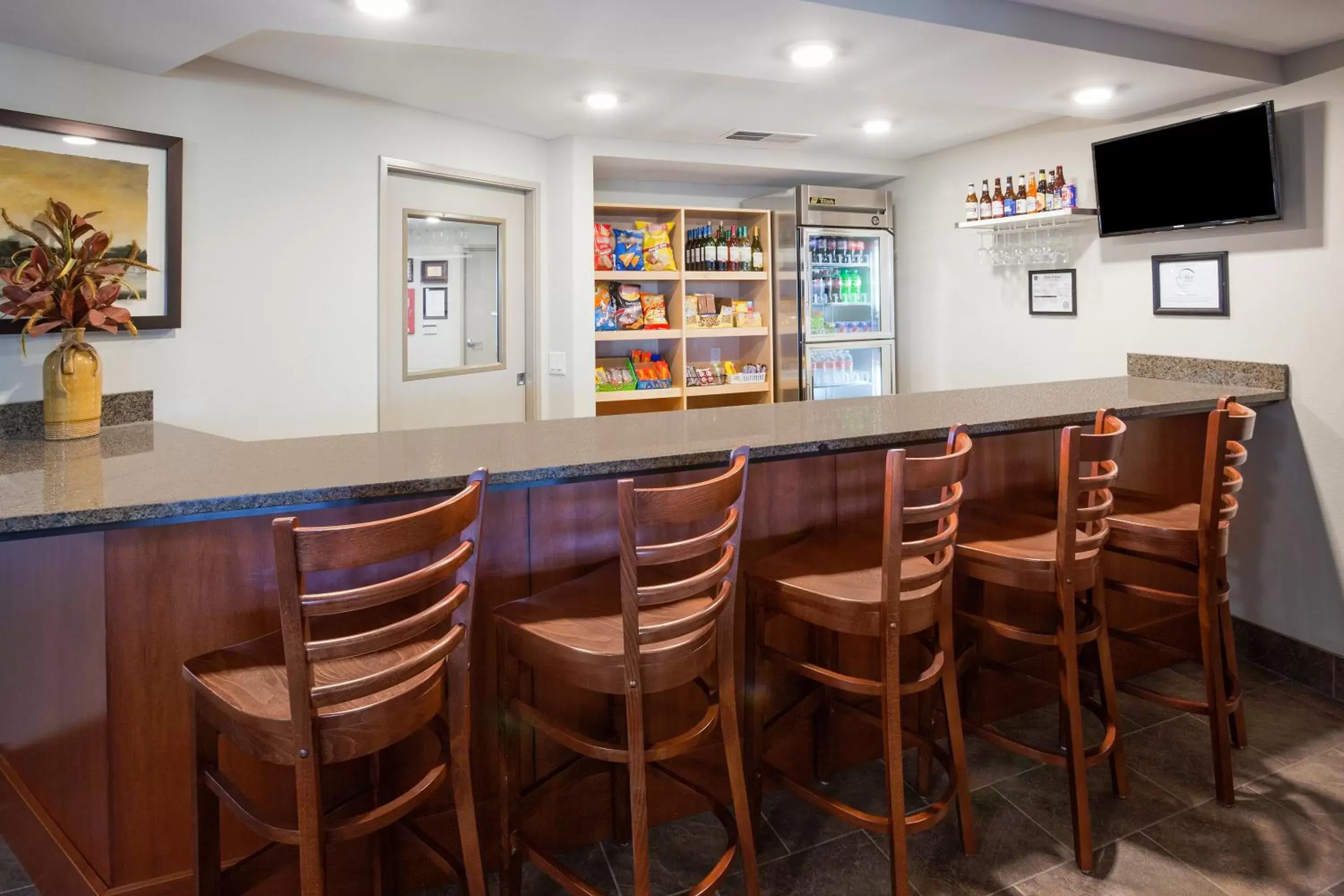 Alcoholic drinks, Lounge/Bar in AmericInn by Wyndham Sibley