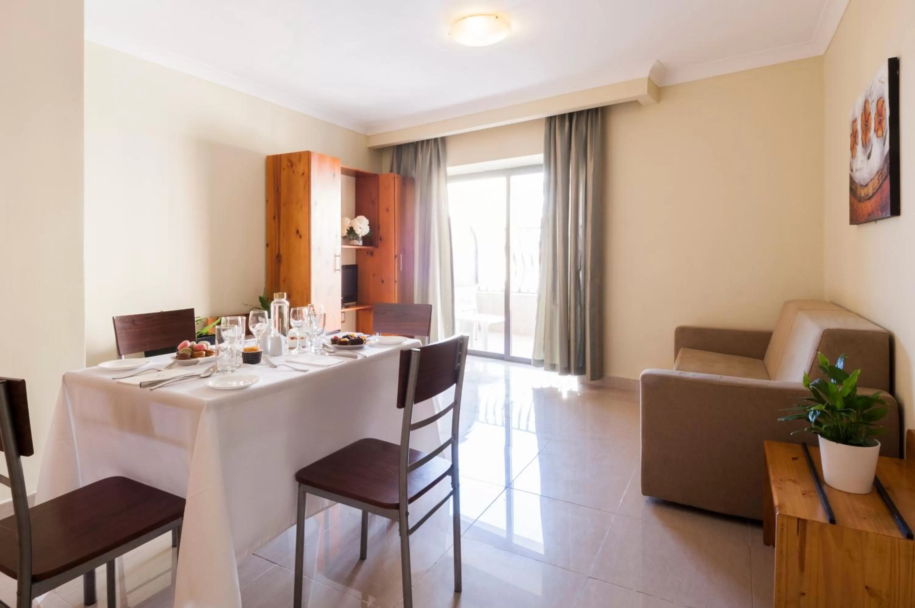 Photo of the whole room in Alexandra Hotel