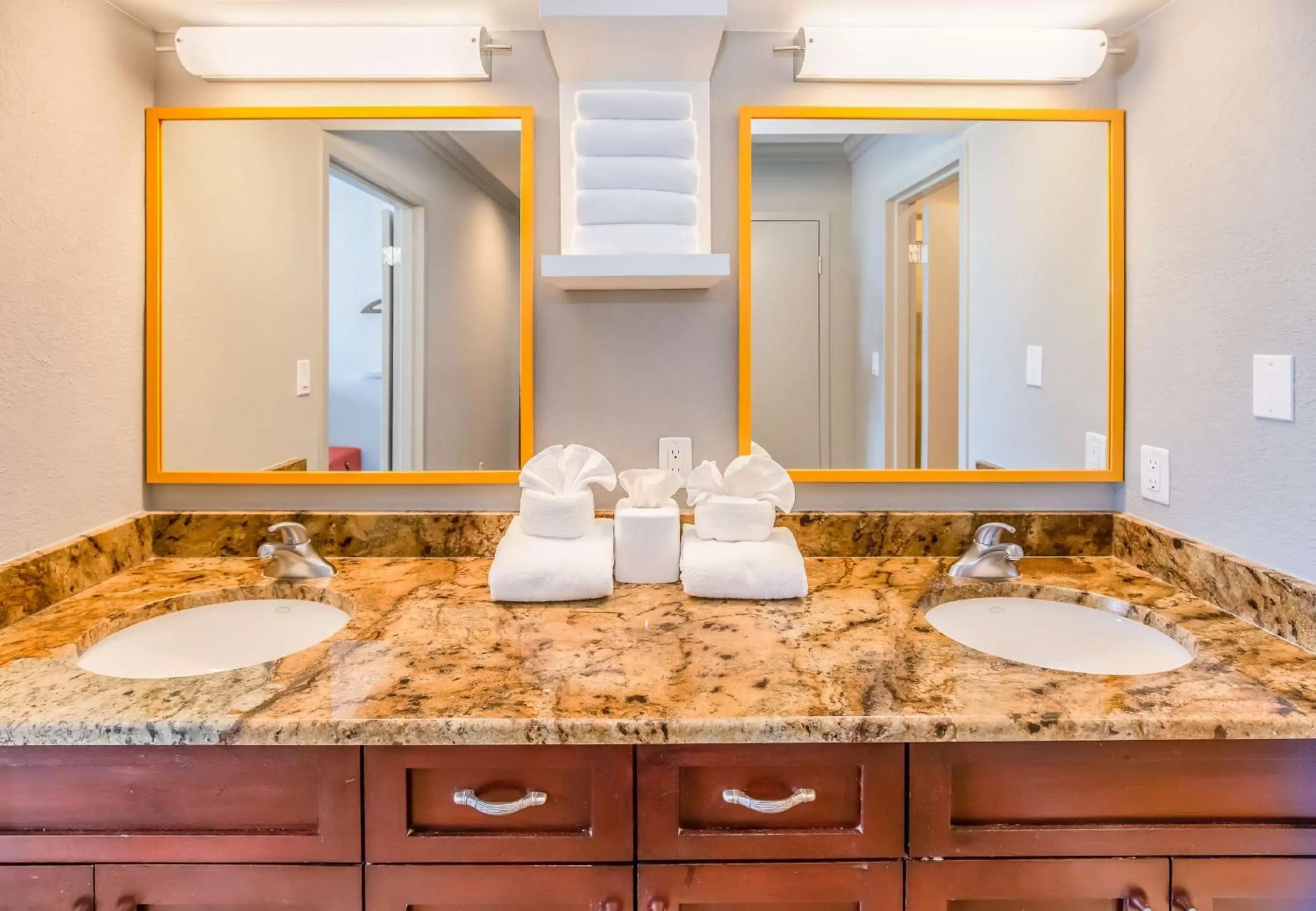 Living room, Bathroom in Hampton Inn Pensacola Beach