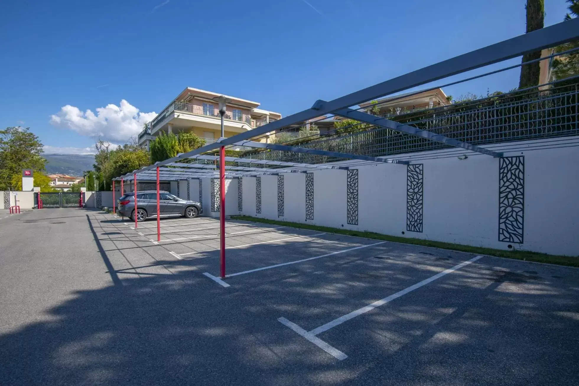 Parking, Property Building in IBIS Cannes Mouans Sartoux Piscine parking gratuit