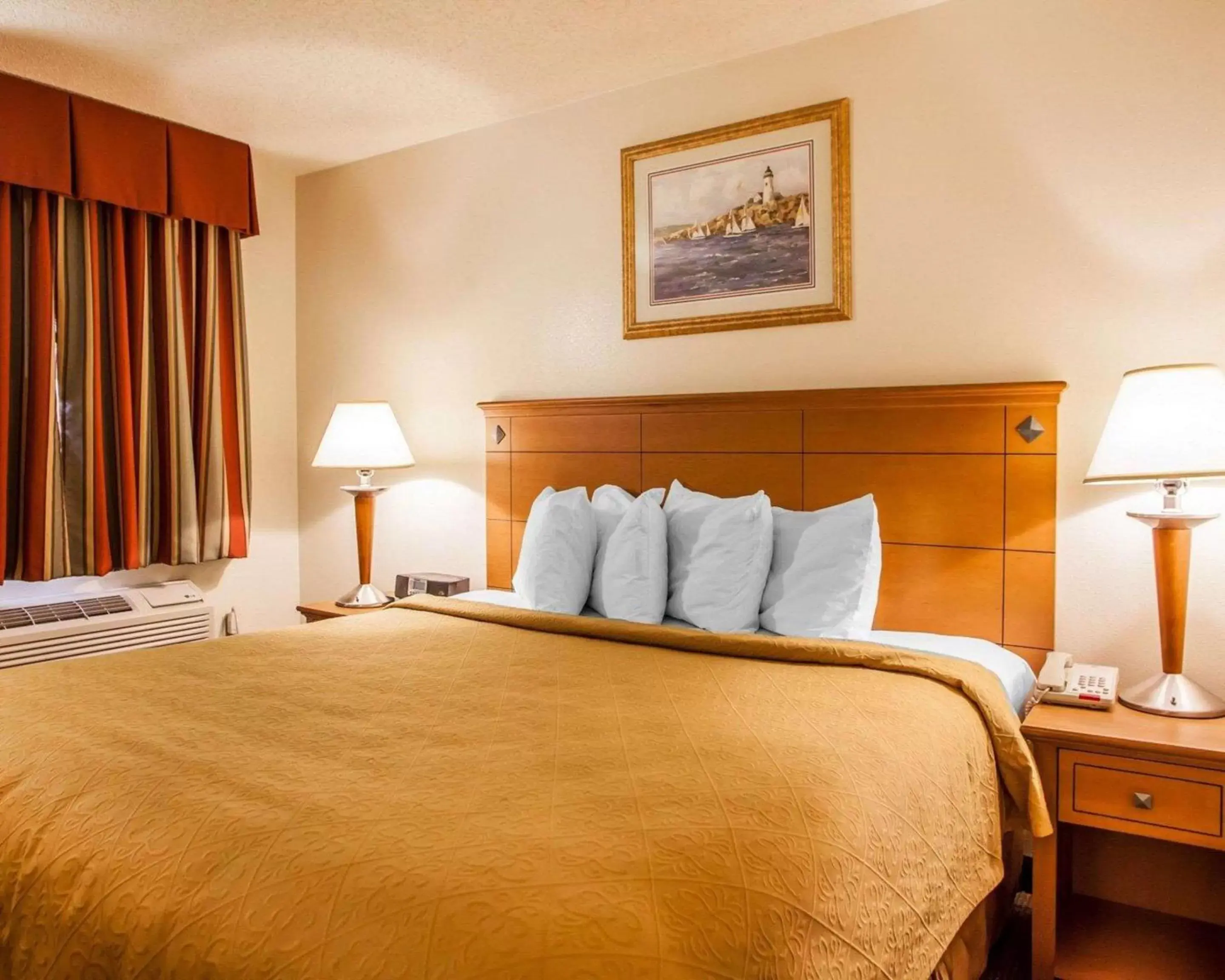 Photo of the whole room, Bed in Rodeway Inn Point Pleasant Beach Photo of the whole room, Bed in Rodeway Inn Point Pleasant Beach