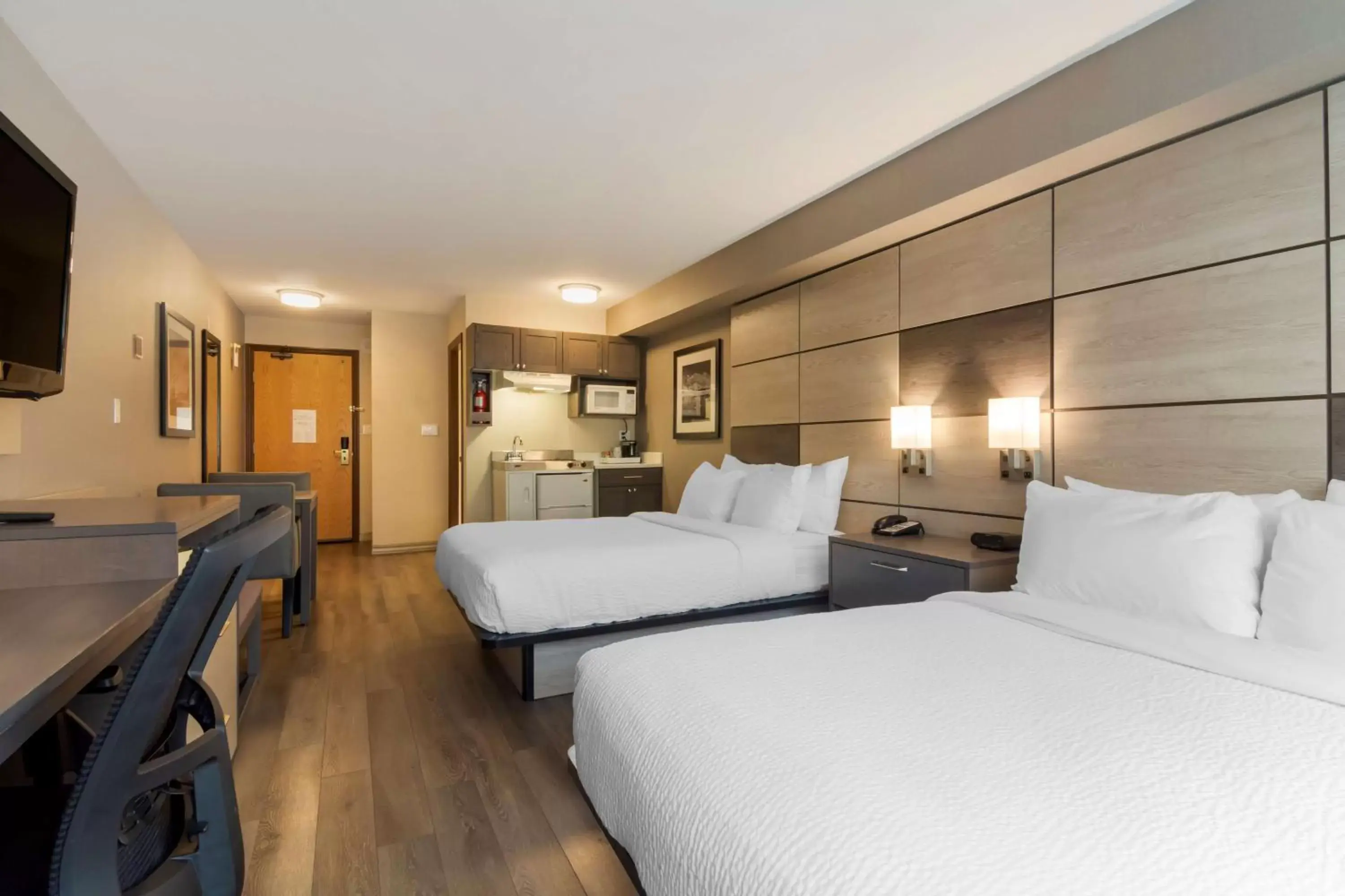Bedroom, Bed in Best Western Premier Aberdeen Kamloops
