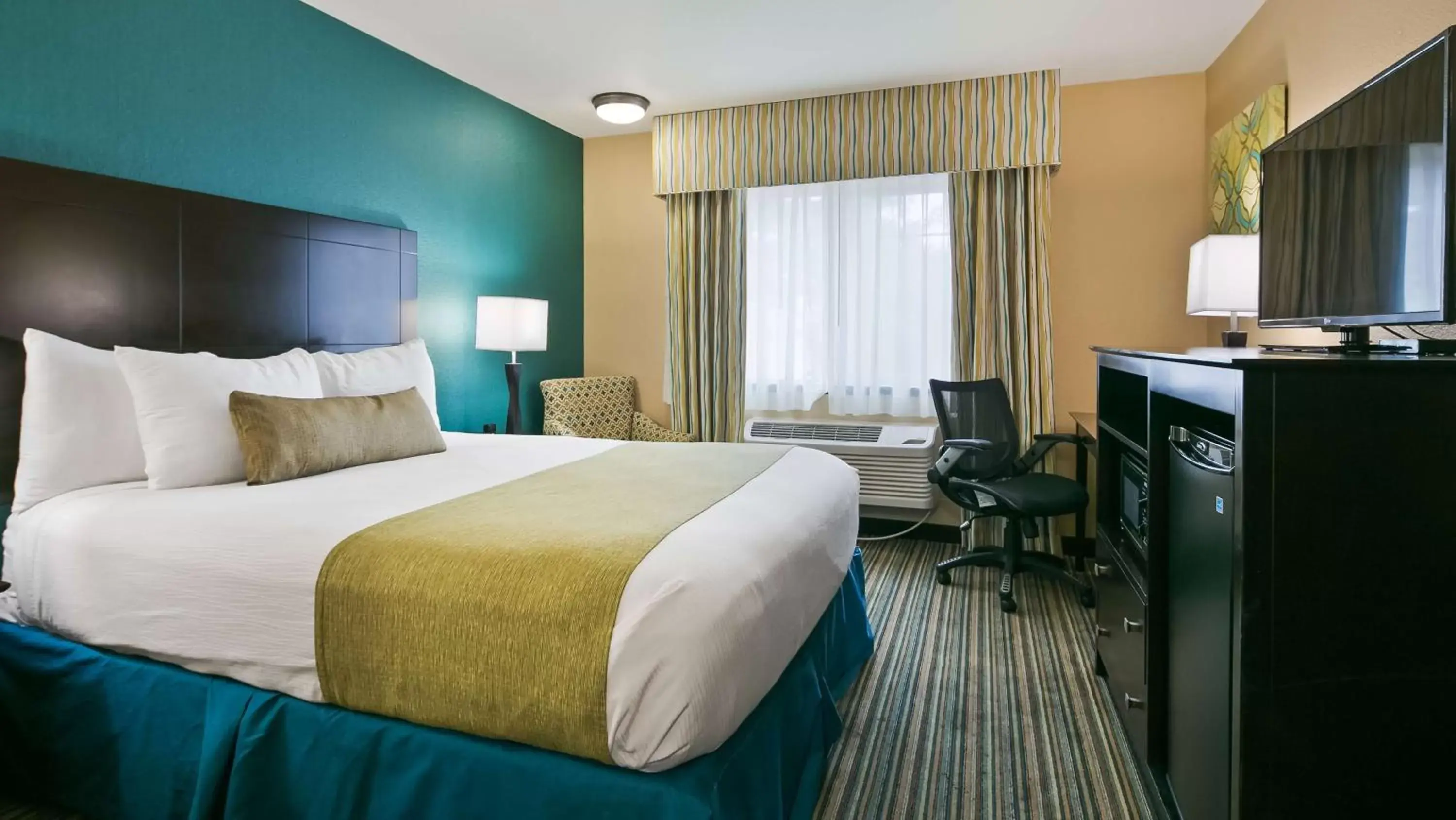 Queen Room - Non-Smoking in Best Western Long Beach Inn Queen Room - Non-Smoking in Best Western Long Beach Inn