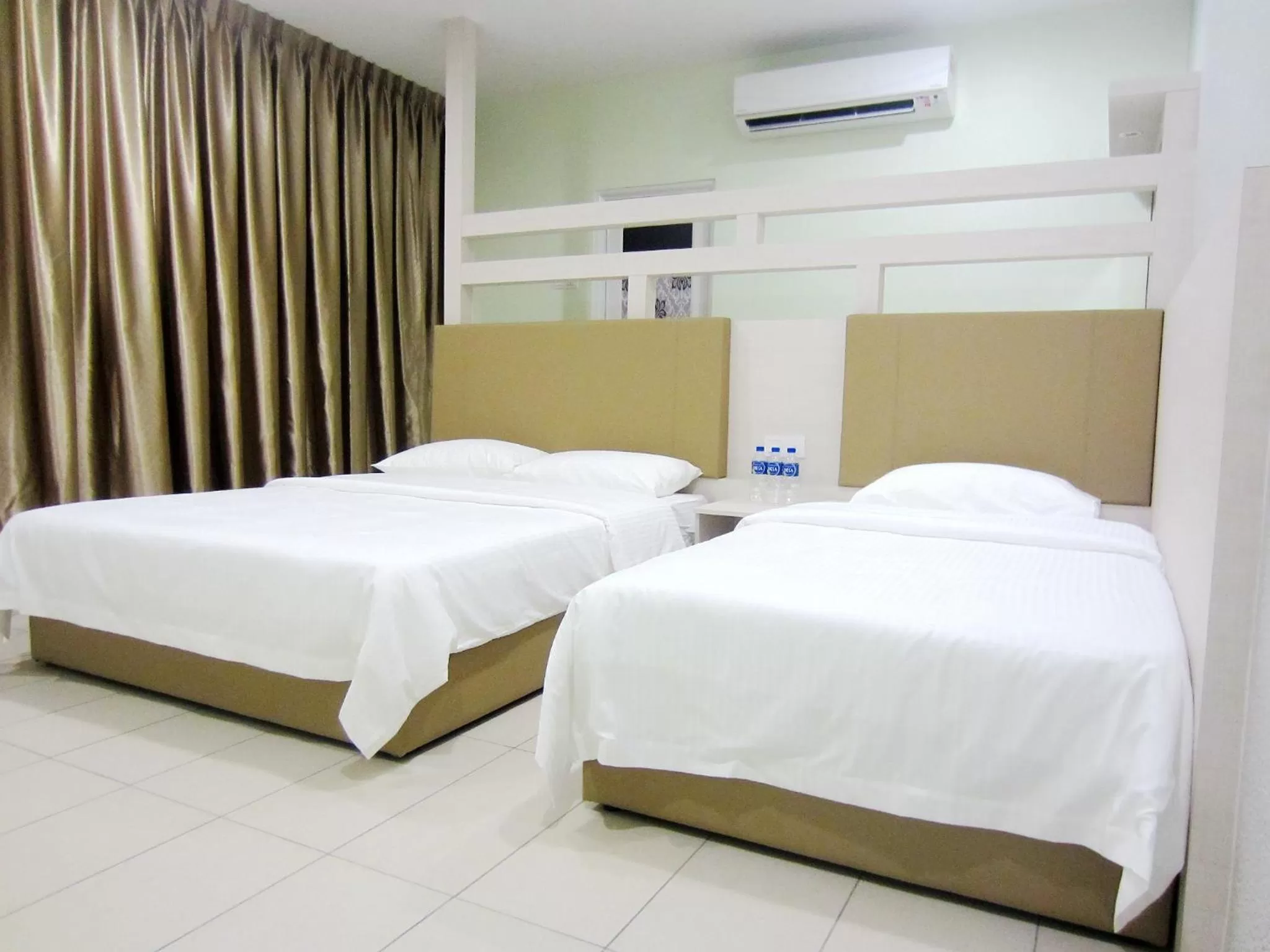 Bedroom, Bed in RG Grand Hotel