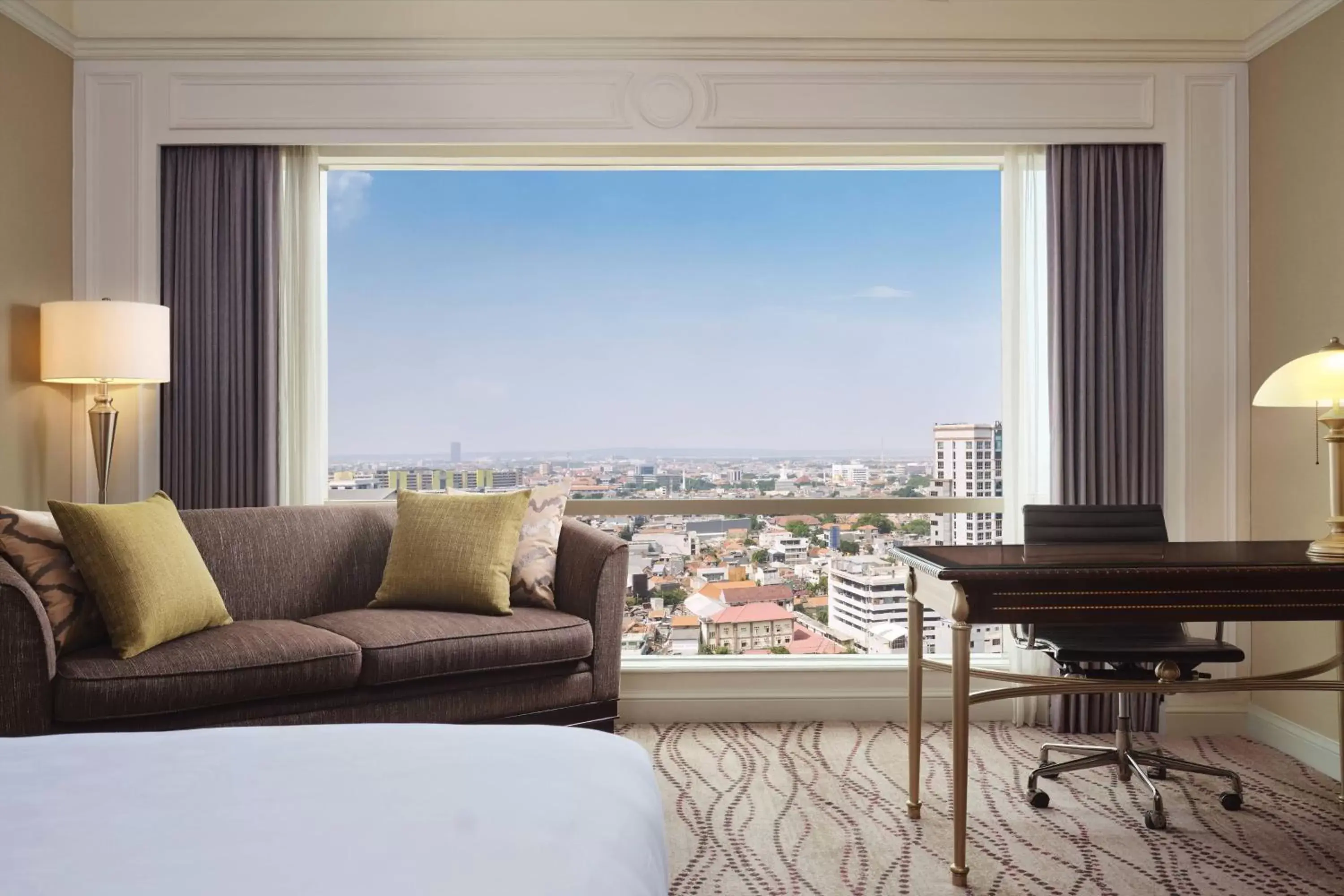 Photo of the whole room, Seating Area in JW Marriott Hotel Surabaya