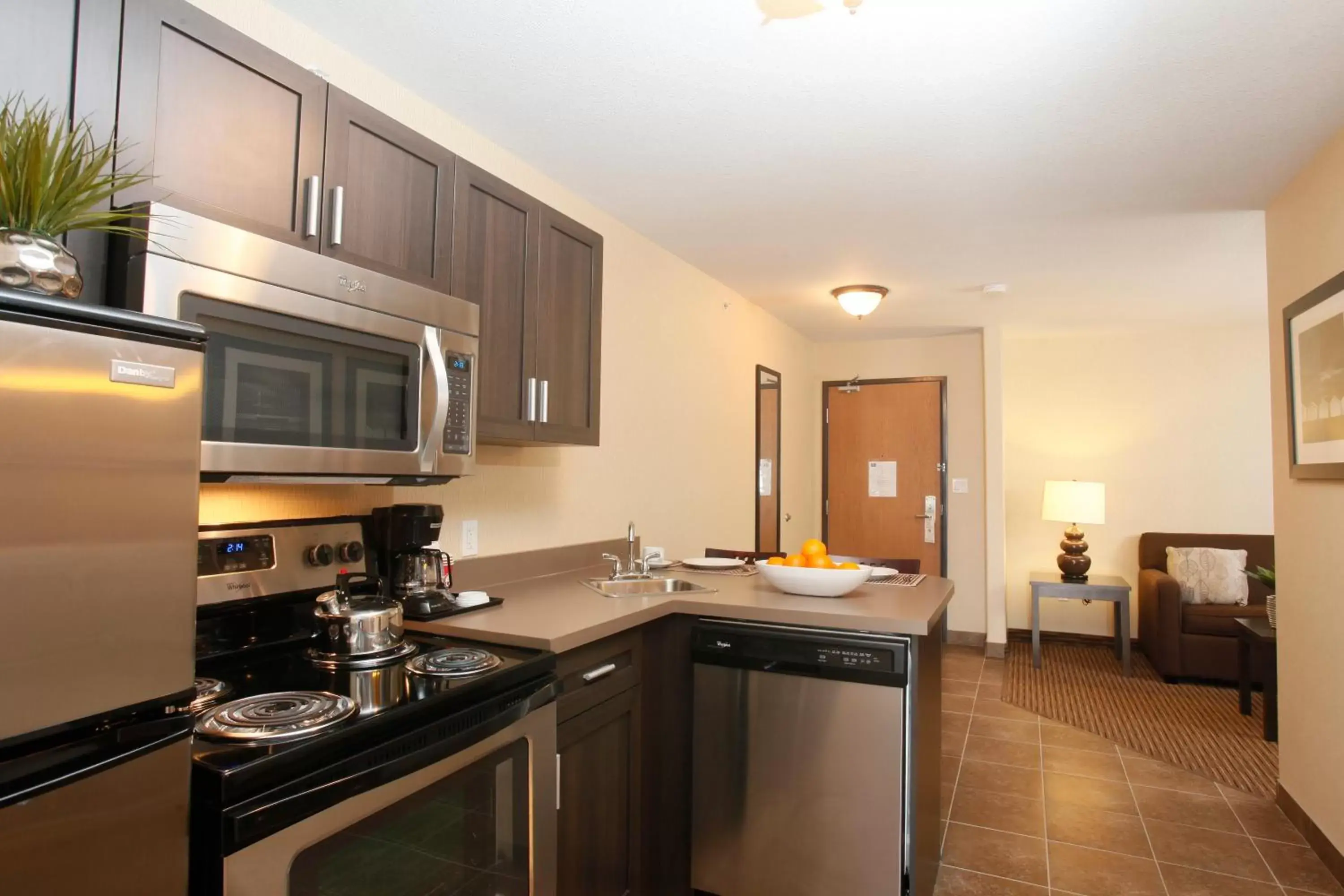 Kitchen or kitchenette, Kitchen/Kitchenette in Pomeroy Inn & Suites at Olds College