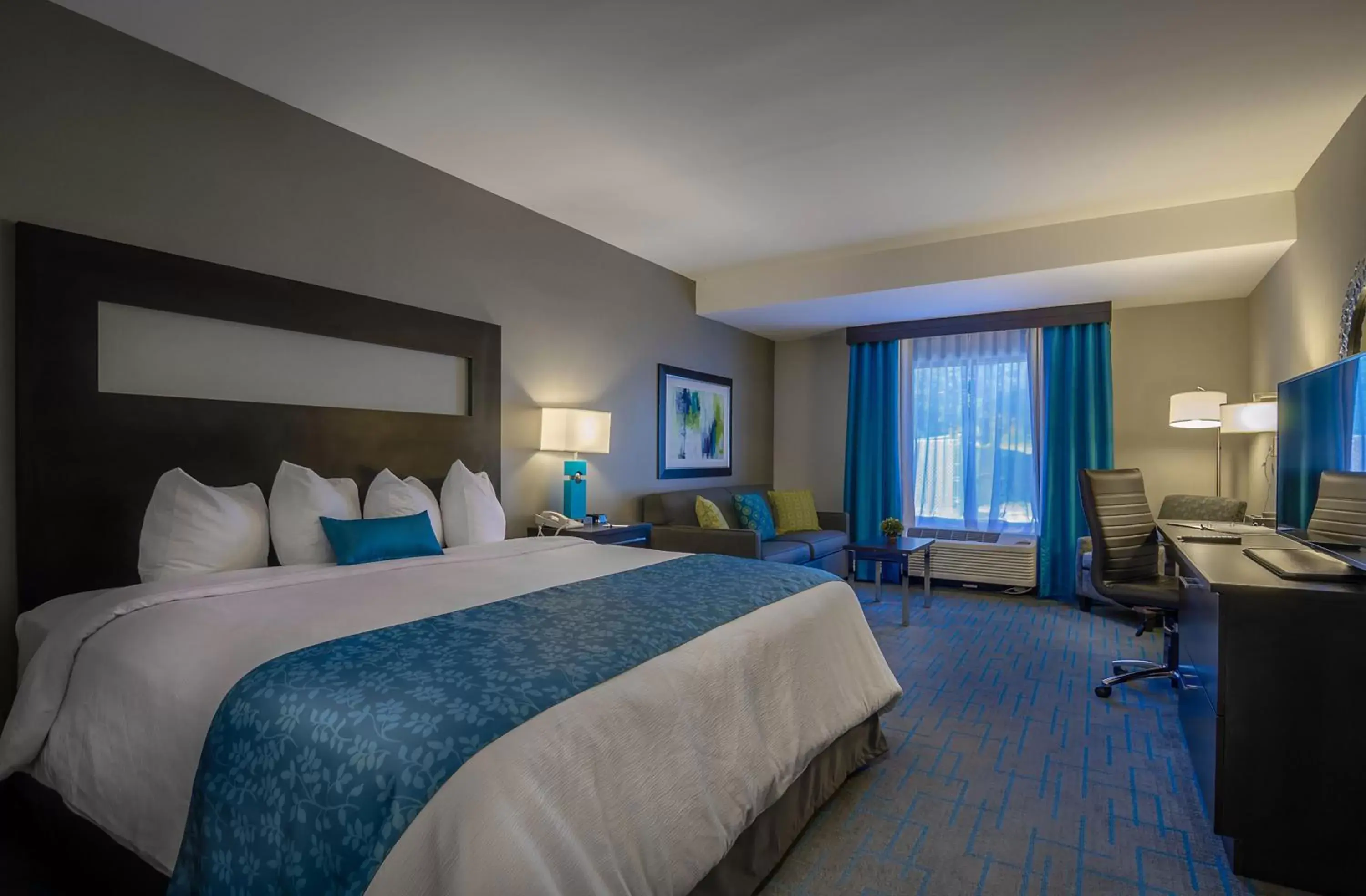 Bed in Holiday Inn & Suites Syracuse Airport - Liverpool, an IHG Hotel