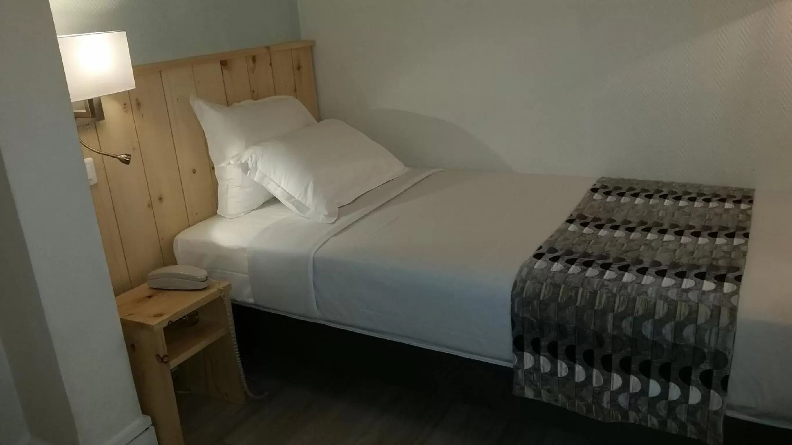 Bed in Hôtel Le Compostelle