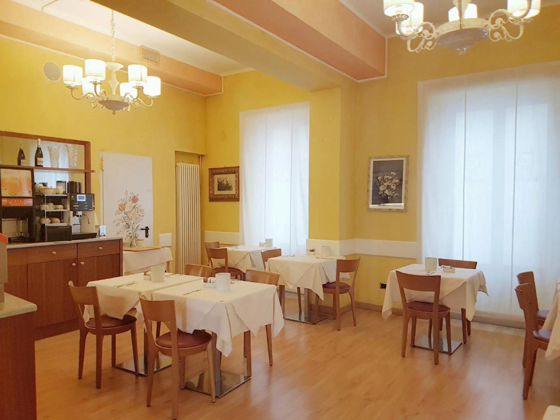 Restaurant/places to eat in Hotel Boston