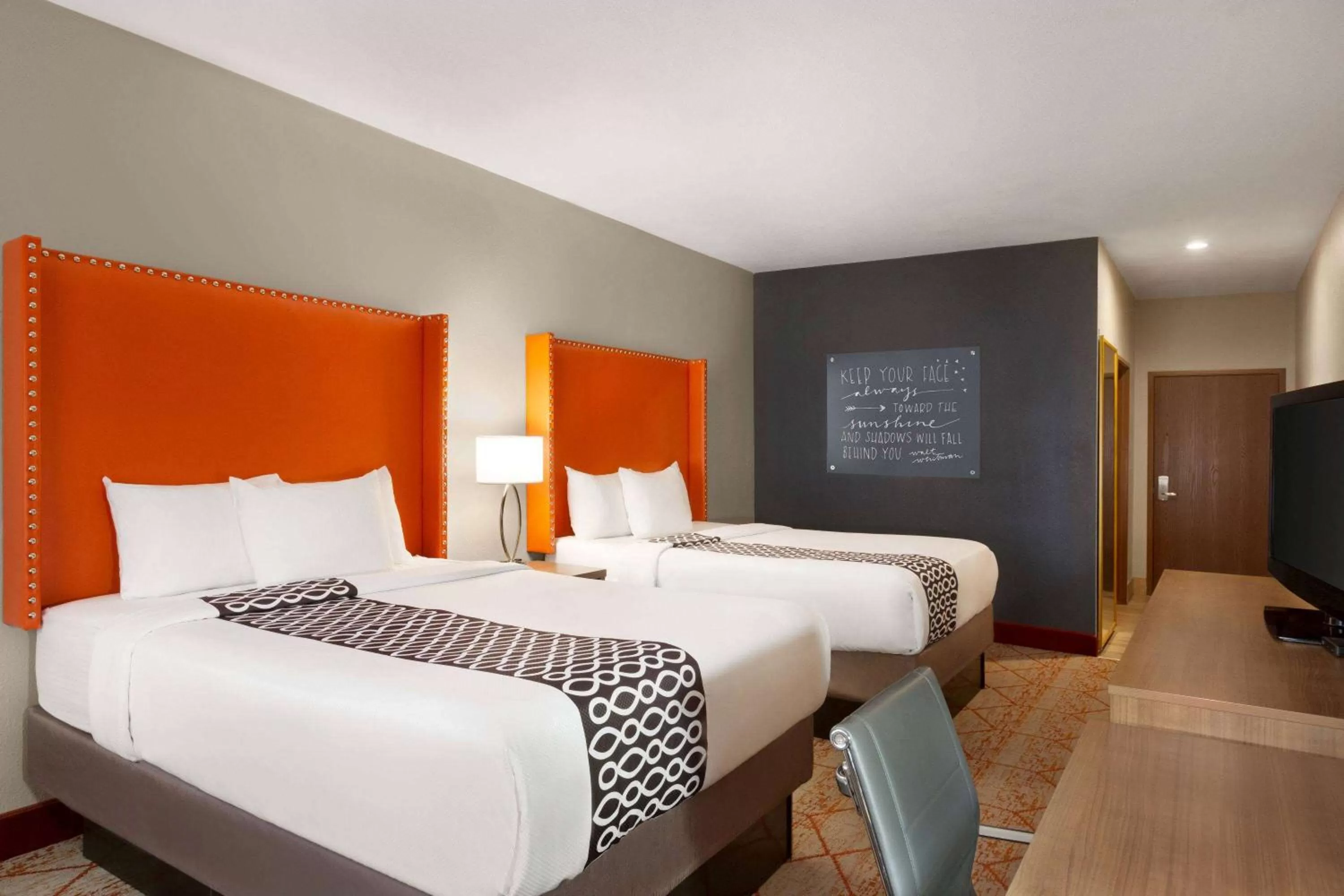 Photo of the whole room, Bed in La Quinta by Wyndham Lackawanna