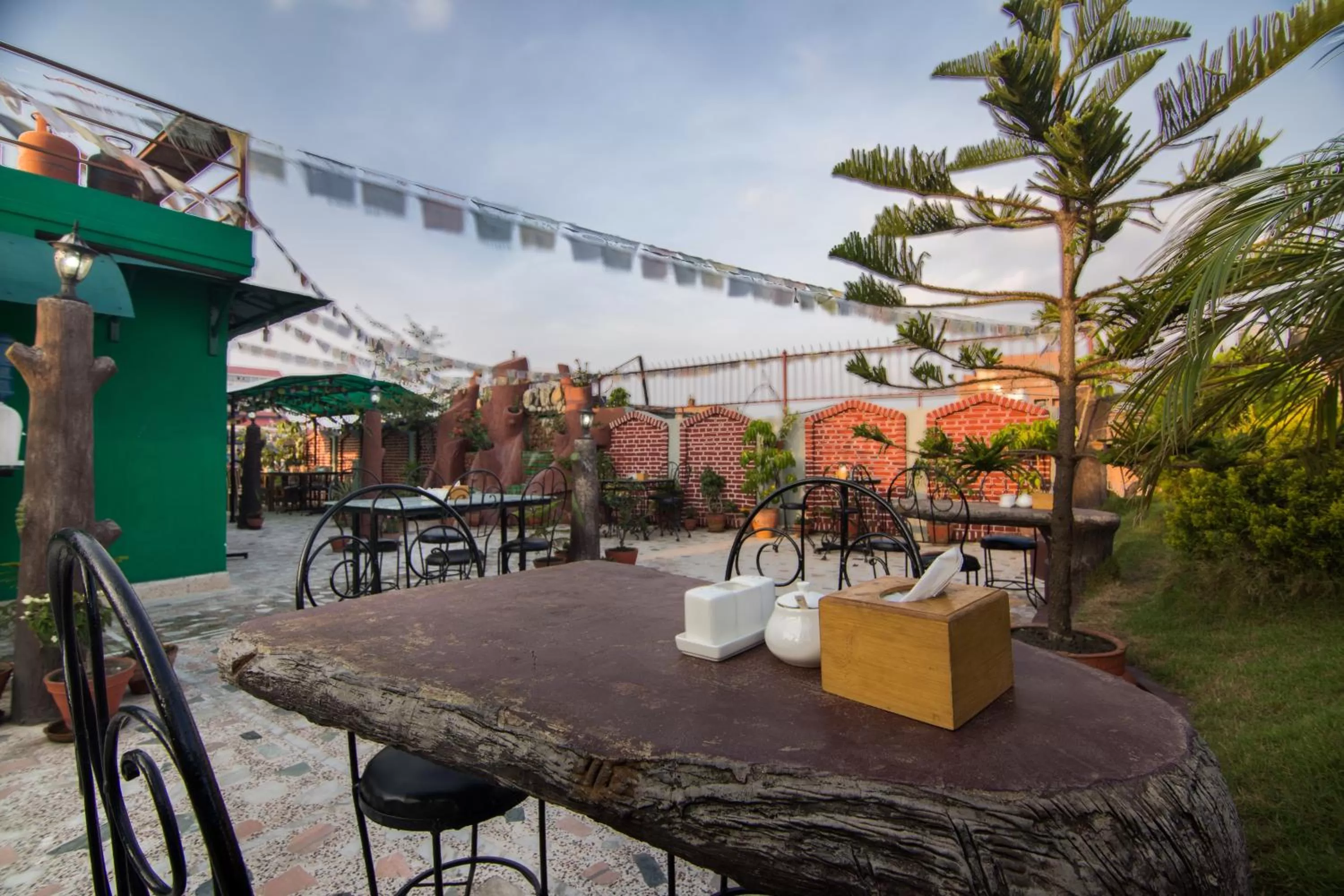 Restaurant/places to eat in Hotel Family Home