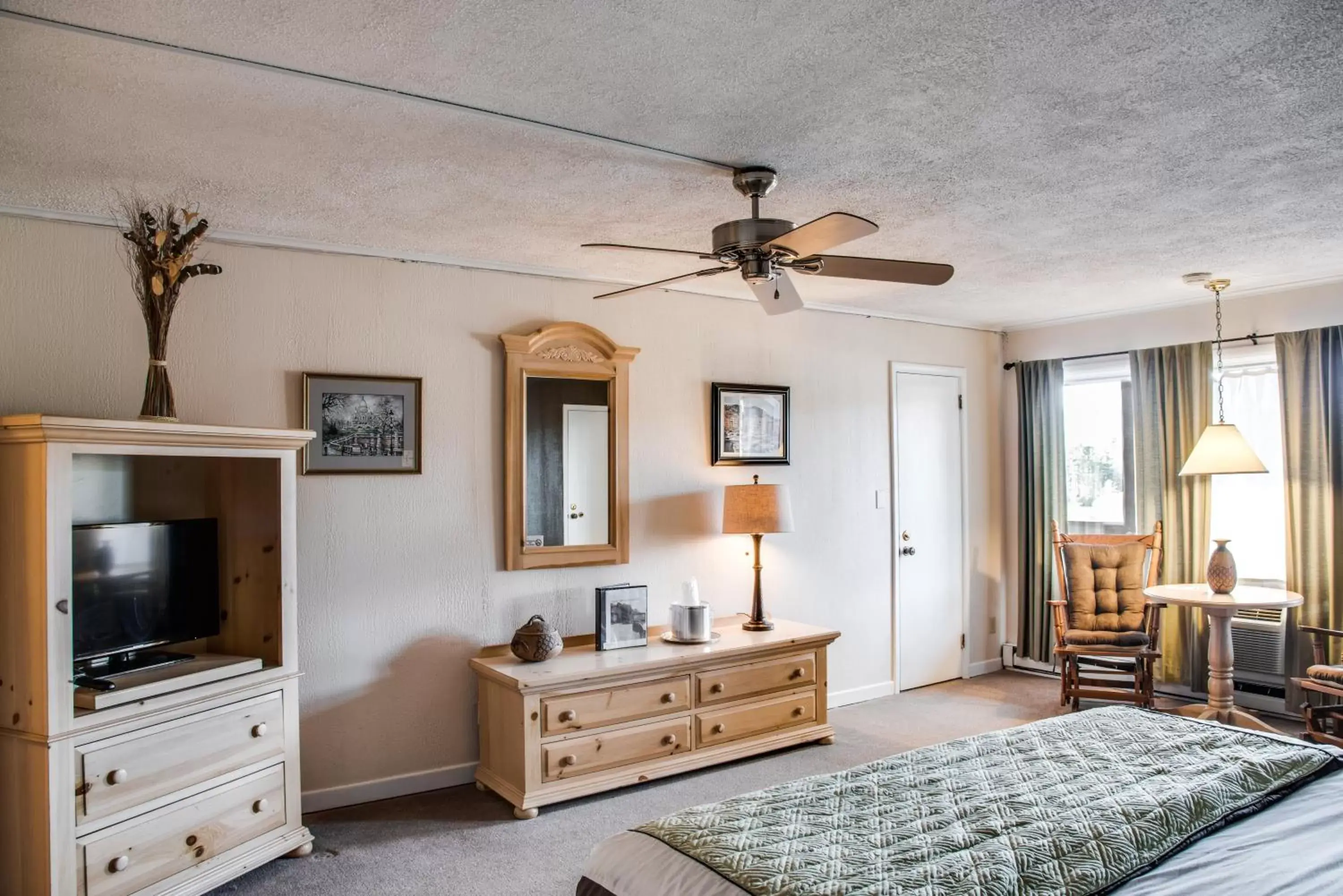 Bedroom, TV/Entertainment Center in Cliff Dwellers Inn