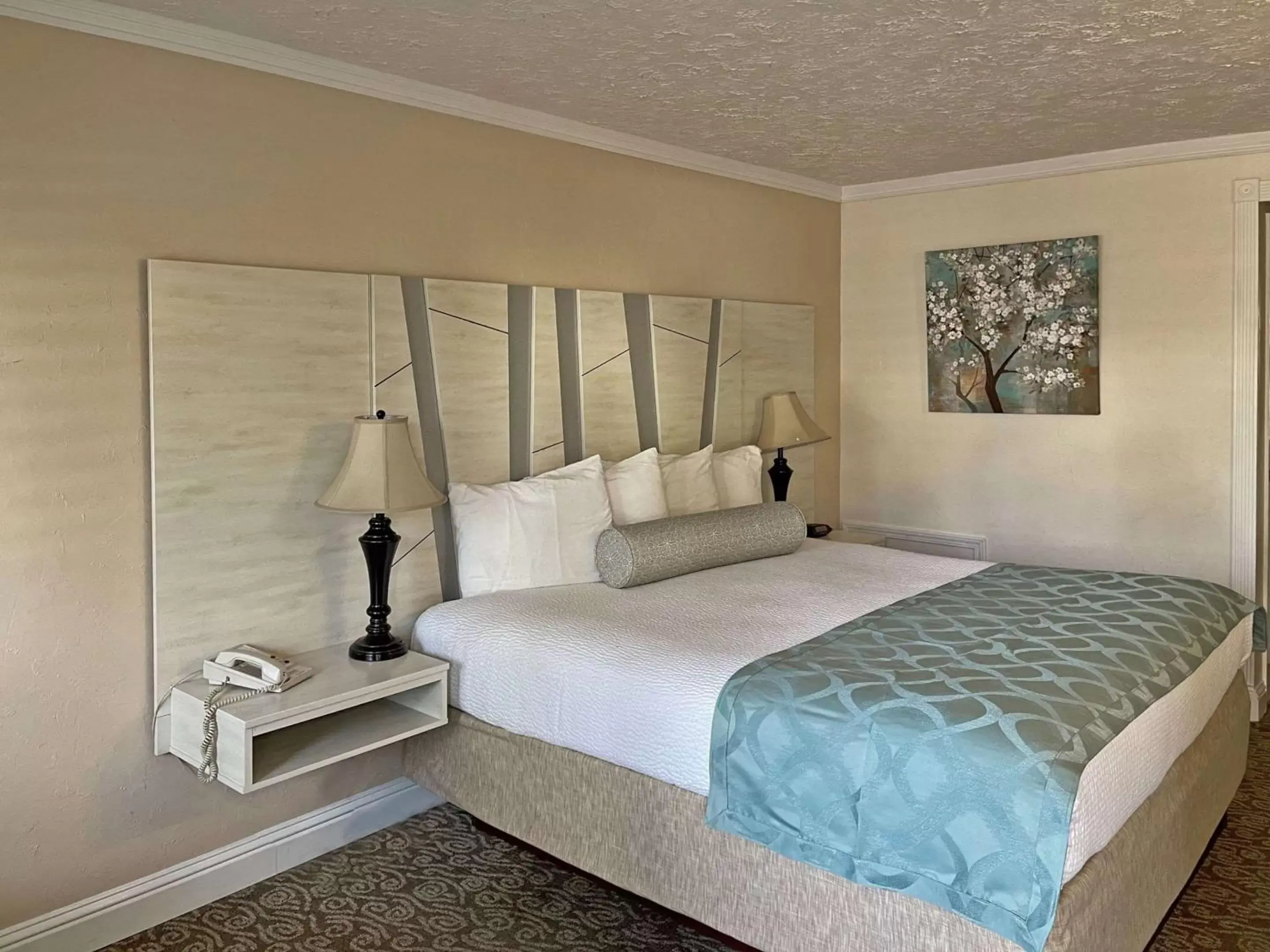 Bed in Baechtel Creek Inn, Ascend Hotel Collection
