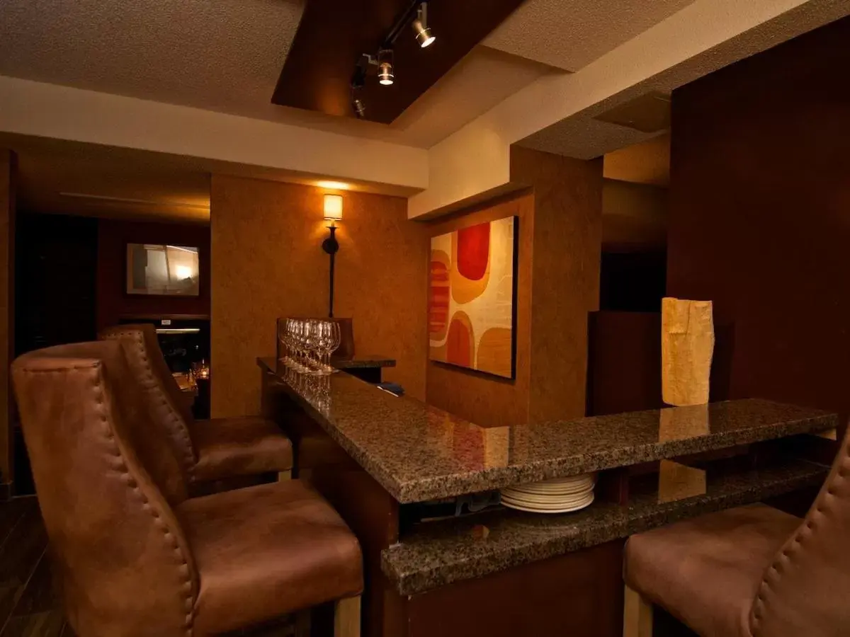 Restaurant/places to eat, Seating Area in Mountain Side Hotel Whistler by Executive