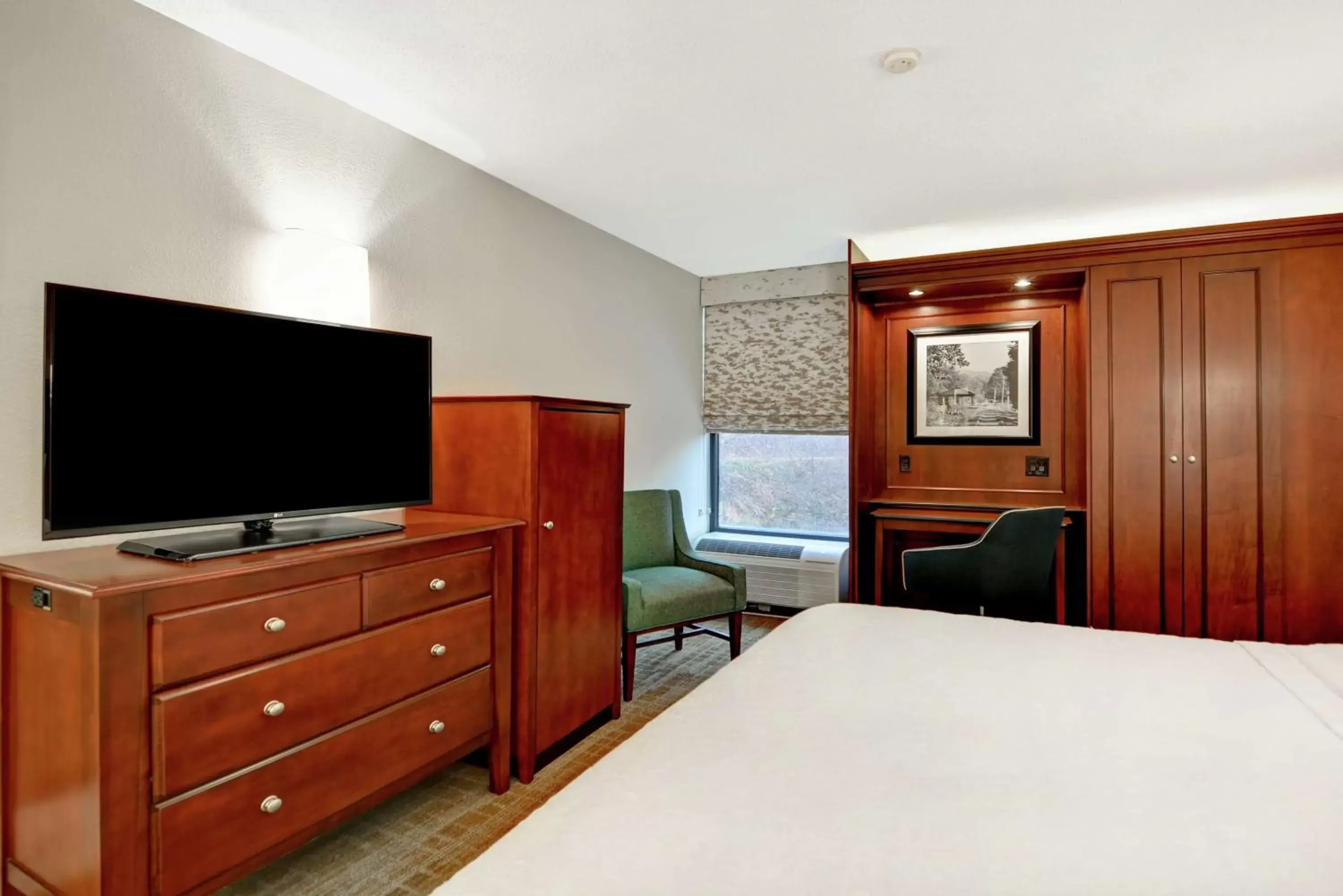 Bedroom, TV/Entertainment Center in Hampton Inn Beckley