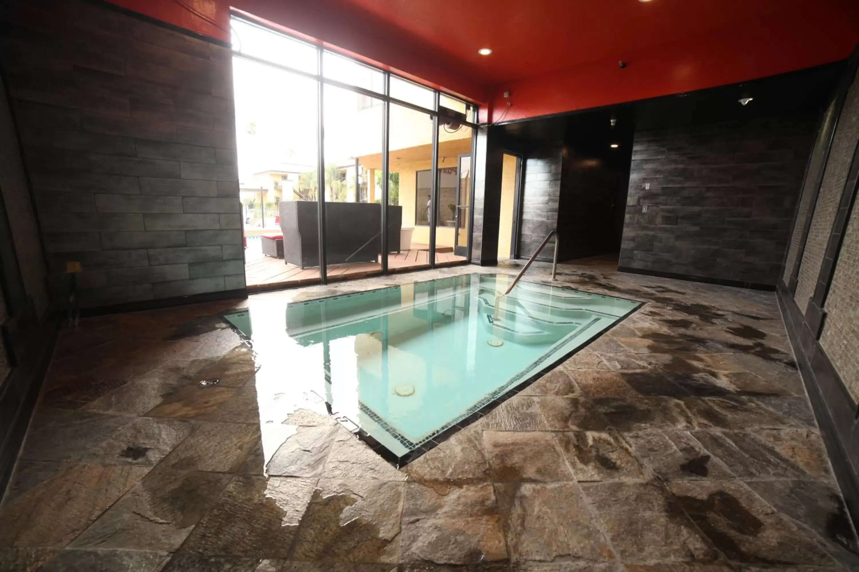 Hot Tub, Swimming Pool in Hotel Le Reve Pasadena