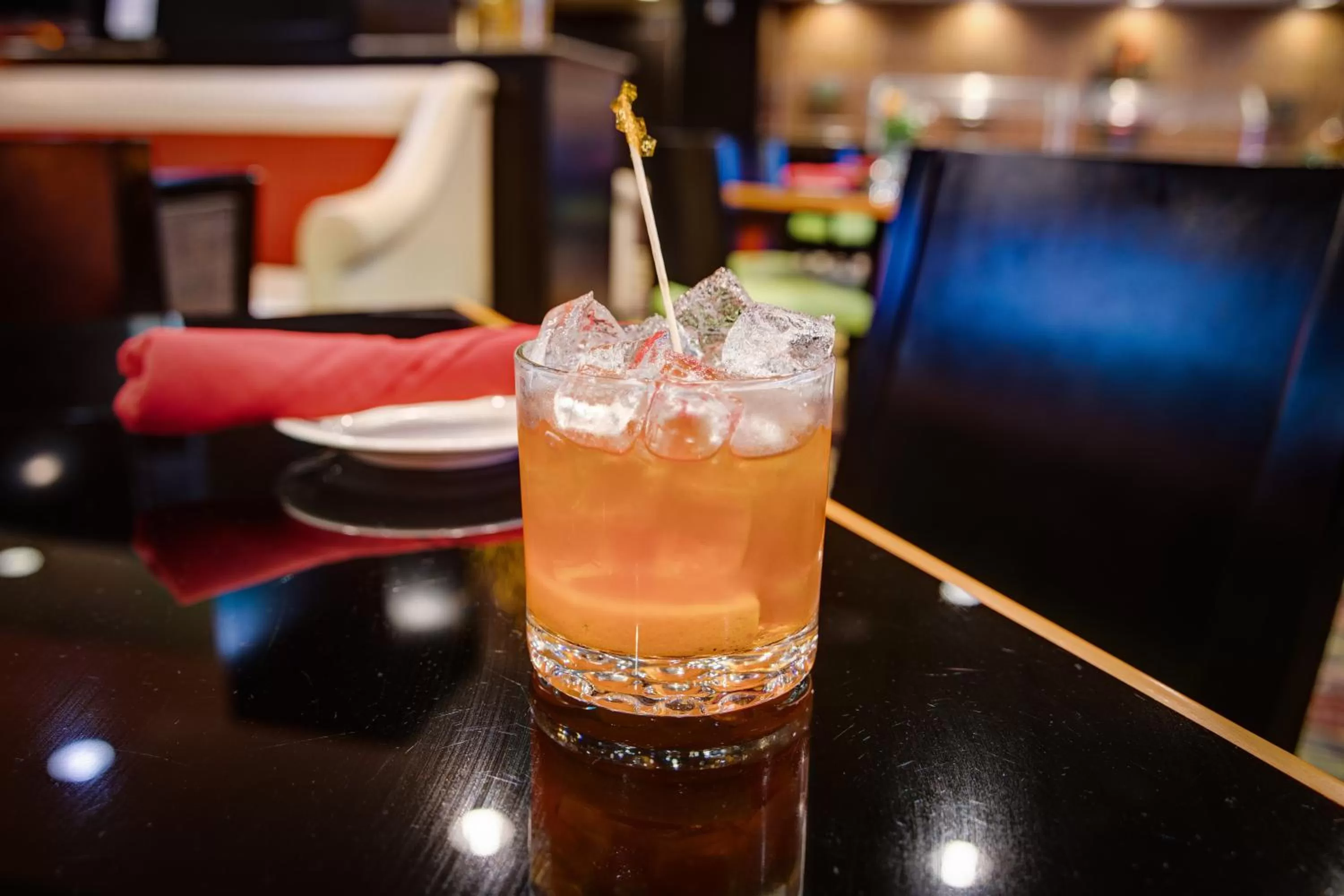 Lounge or bar in Crowne Plaza Houston Galleria Area by IHG