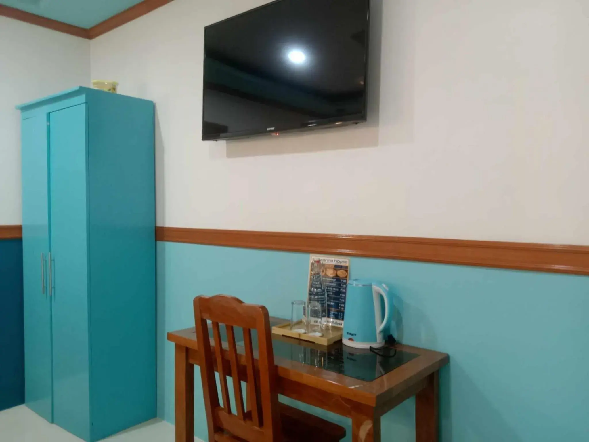 TV and multimedia, TV/Entertainment Center in Garnet Hotel