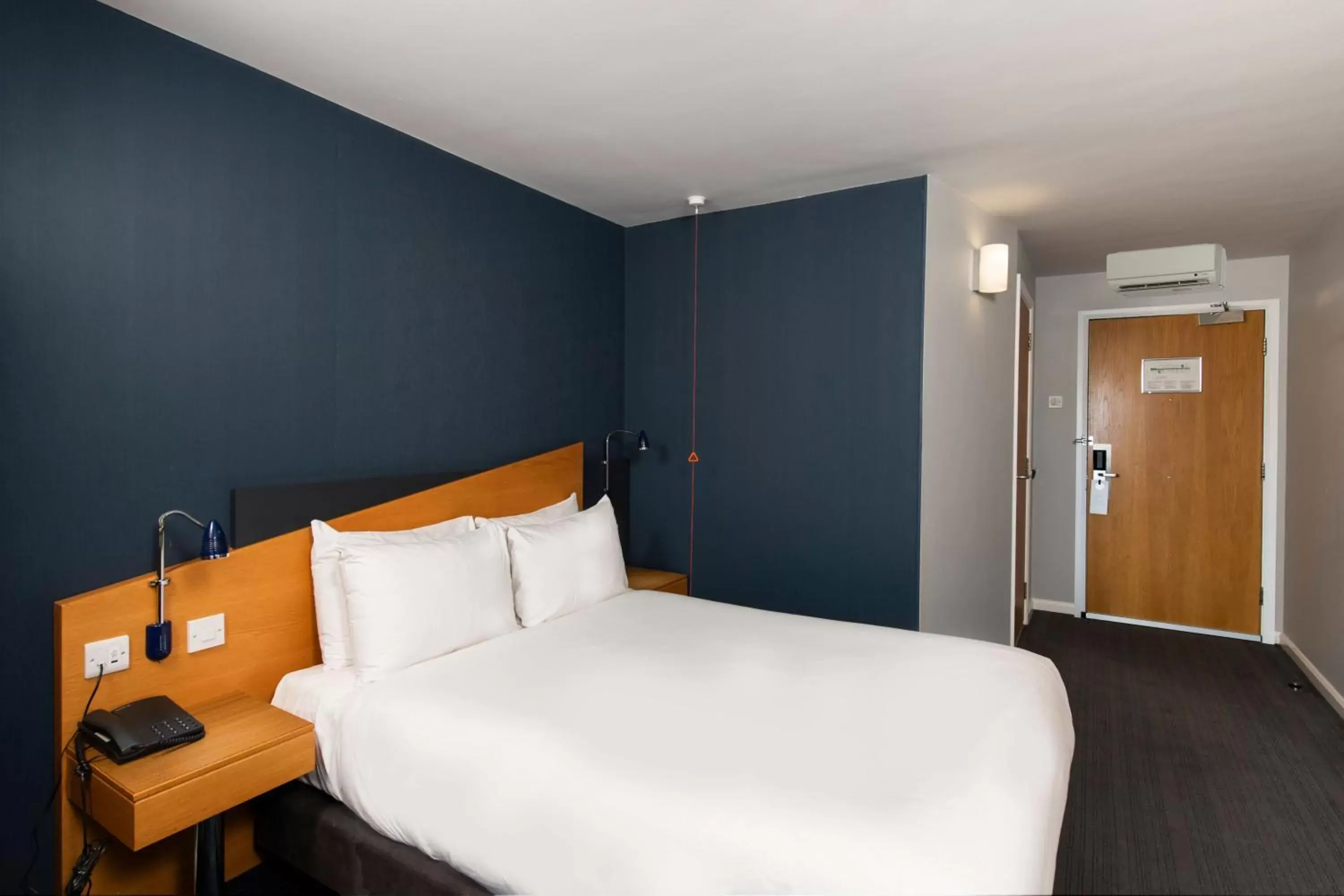 Bedroom, Bed in Holiday Inn Express Warwick - Stratford-upon-Avon, an IHG Hotel