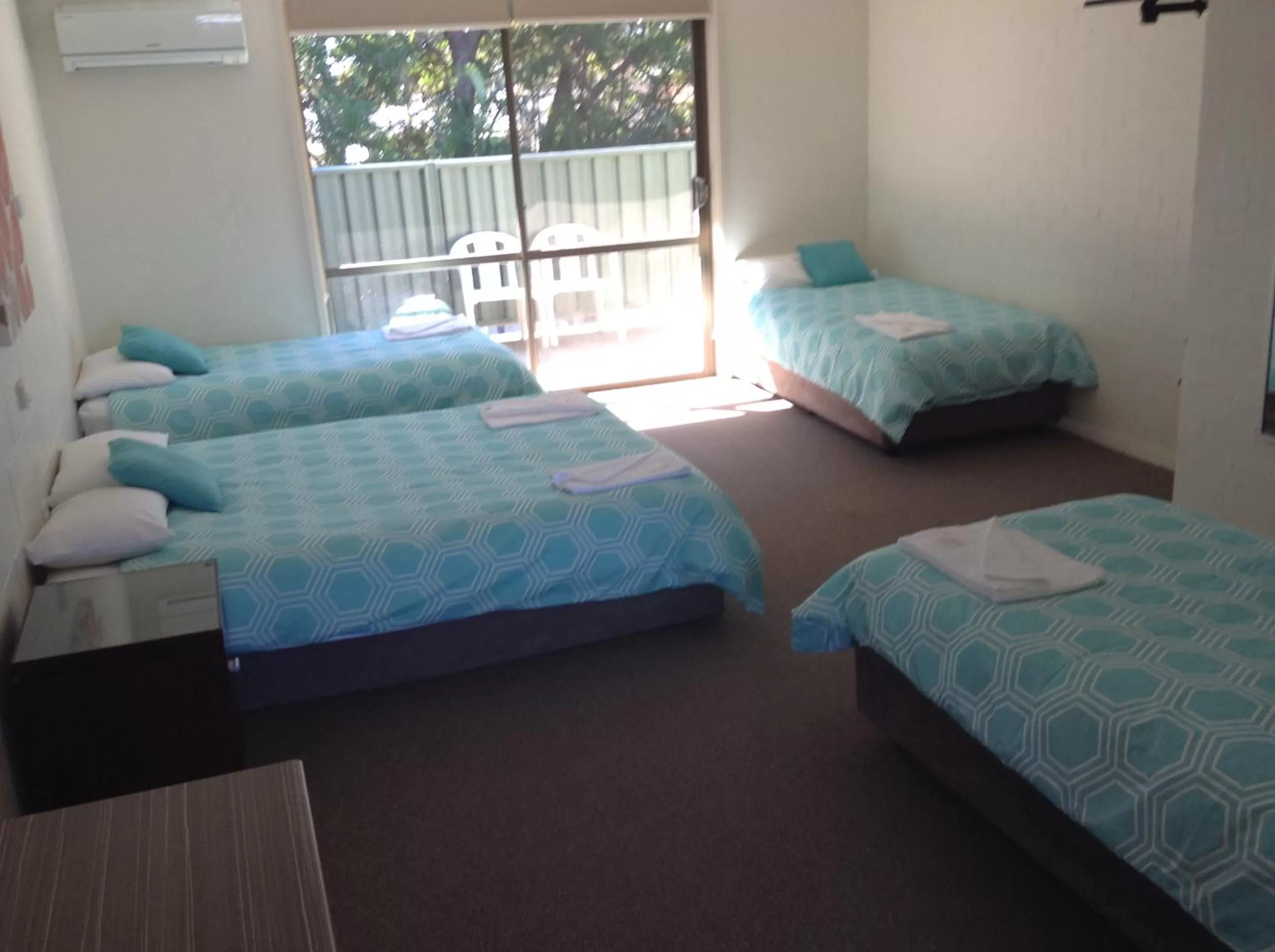 Photo of the whole room, Bed in Settlers Inn