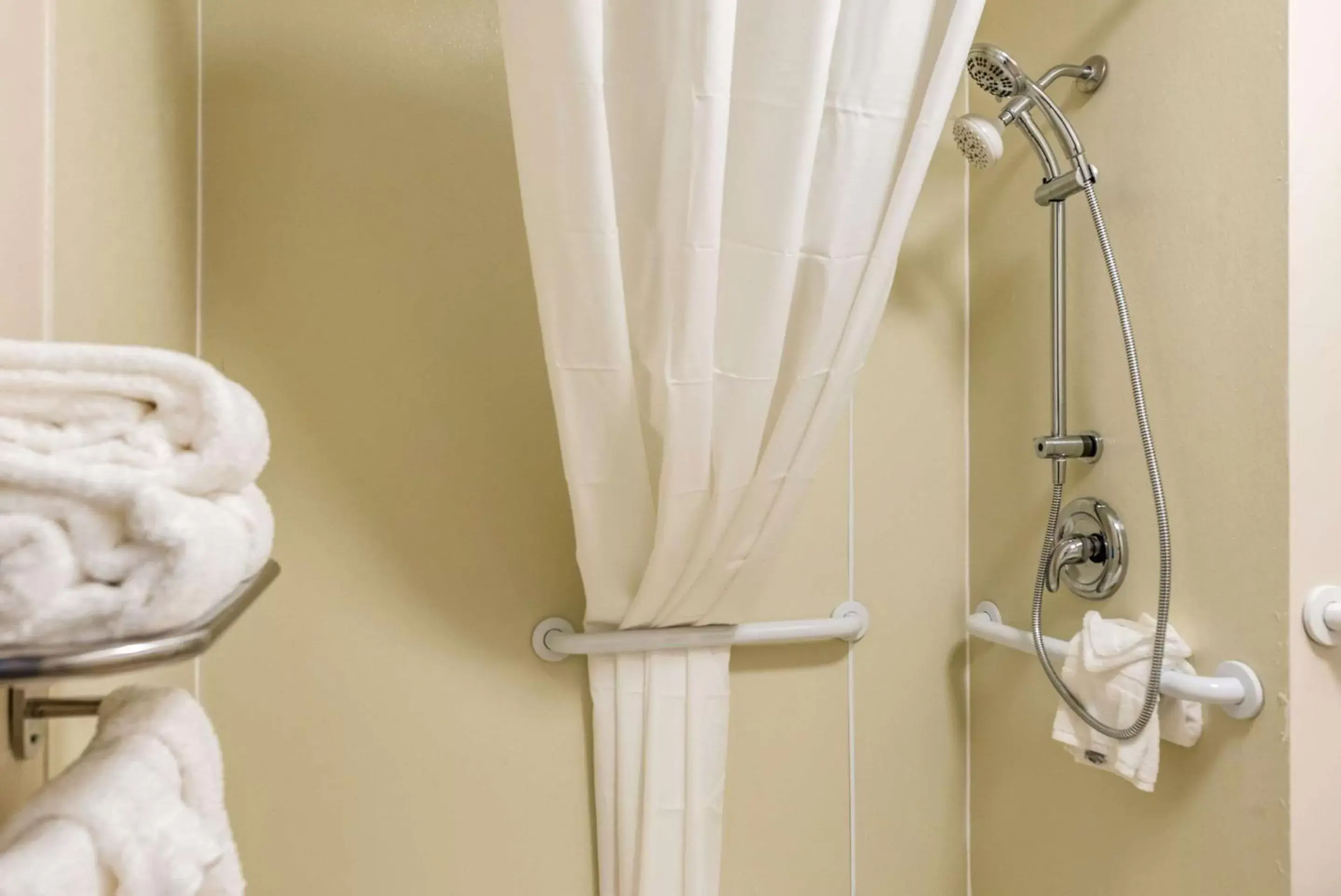 Bathroom in Quality Inn Bucyrus North Bathroom in Quality Inn Bucyrus North