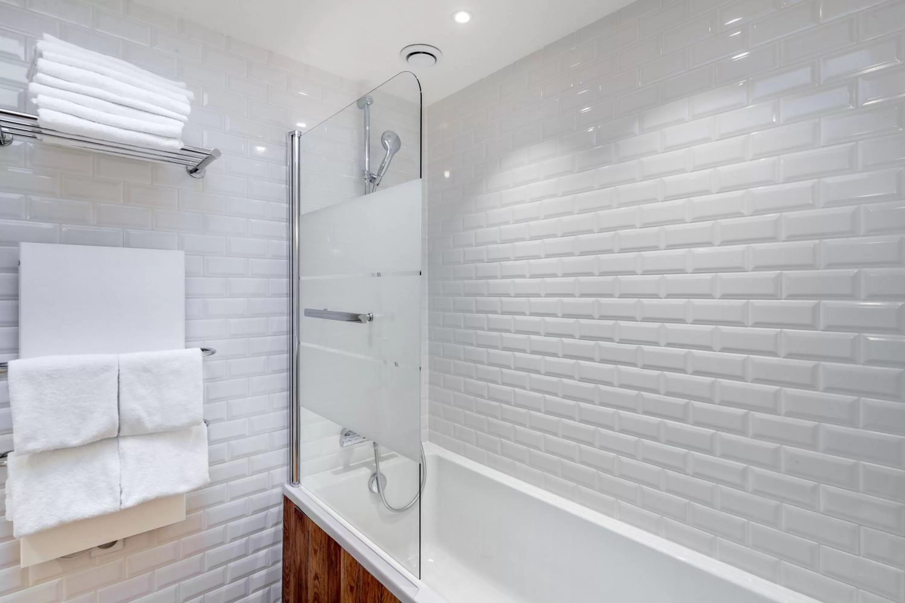 Bathroom in Hotel George - Astotel