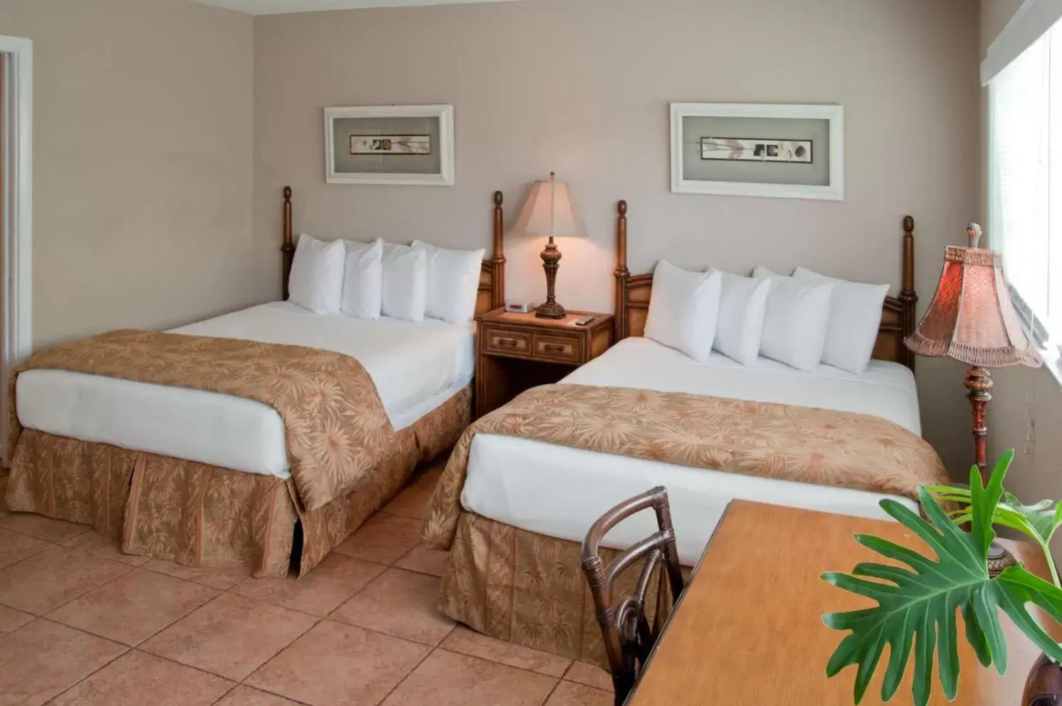 Photo of the whole room, Bed in Ocean Lodge