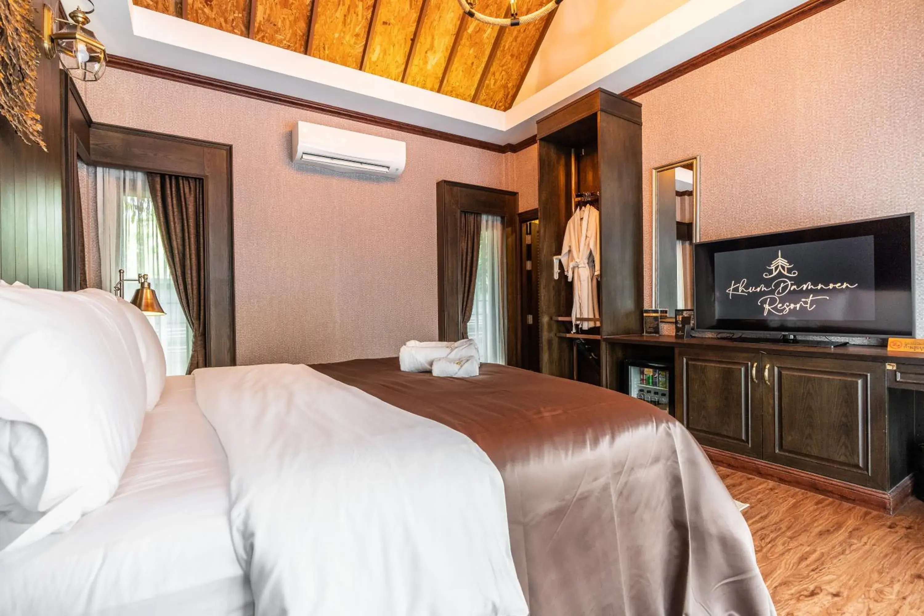 Bed in Khum Damnoen Resort