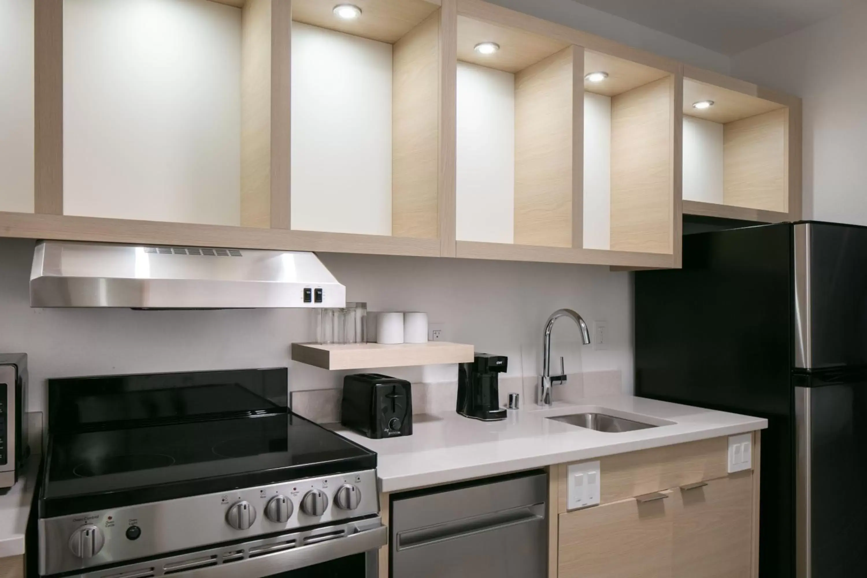 Photo of the whole room, Kitchen/Kitchenette in TownePlace Suites by Marriott Oshkosh