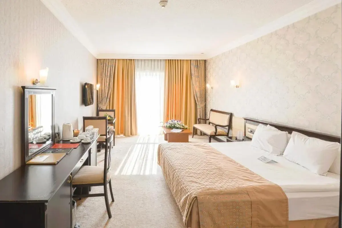 Communal lounge/ TV room in Anadolu Hotels Esenboga Thermal