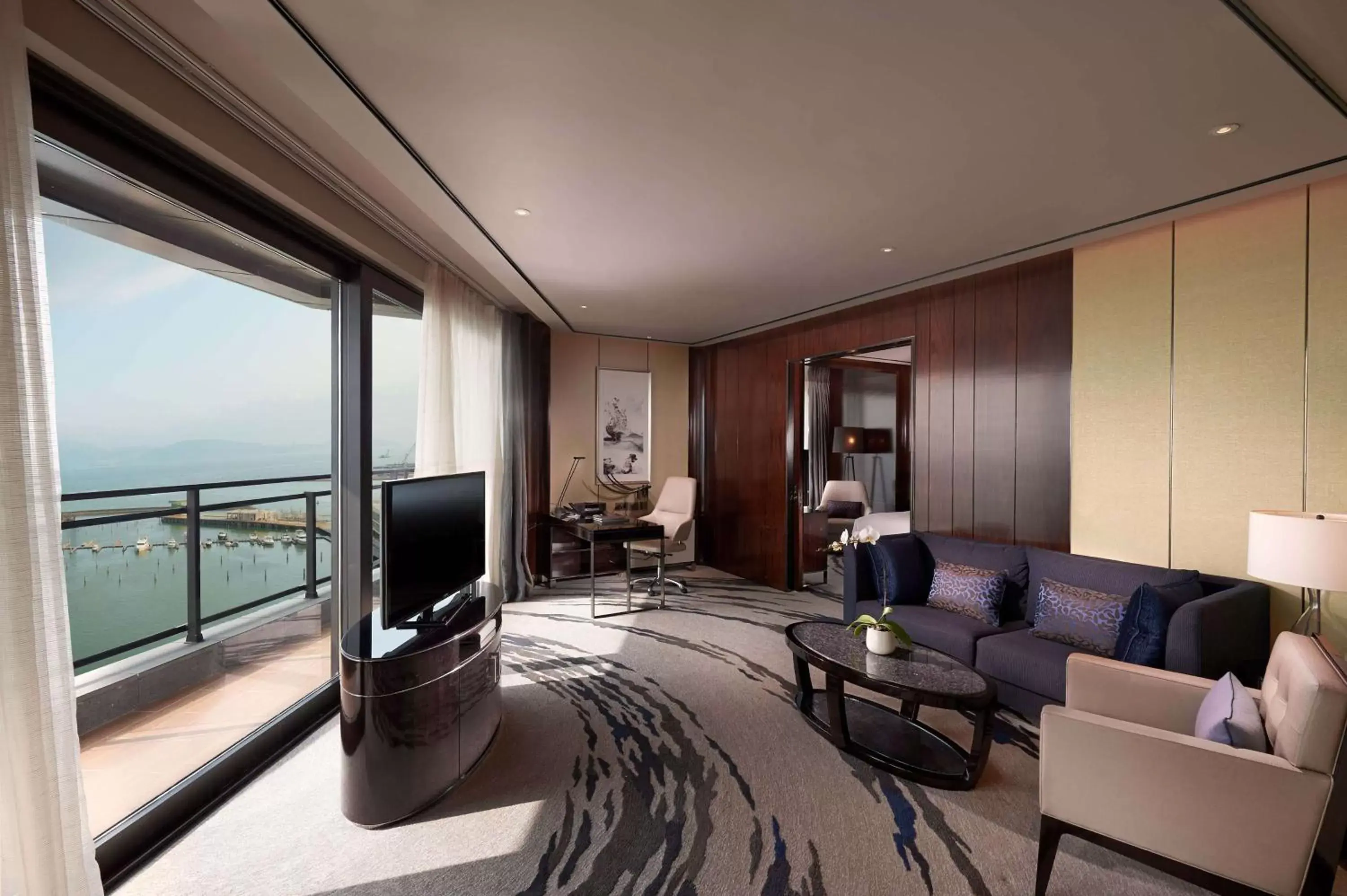 Bed, Seating Area in Hilton Shenzhen Shekou Nanhai