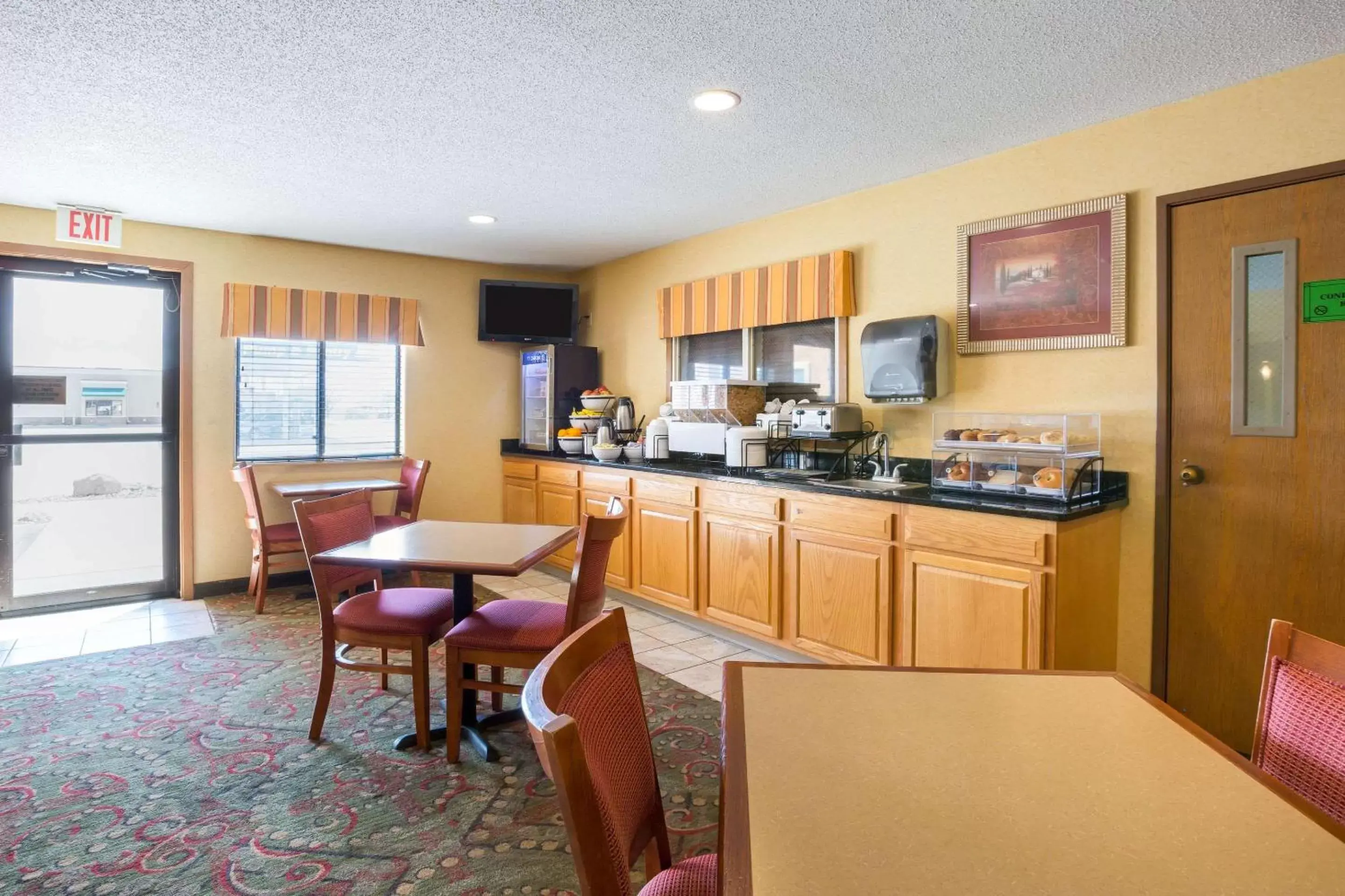 Restaurant/places to eat, Kitchen/Kitchenette in Quality Inn